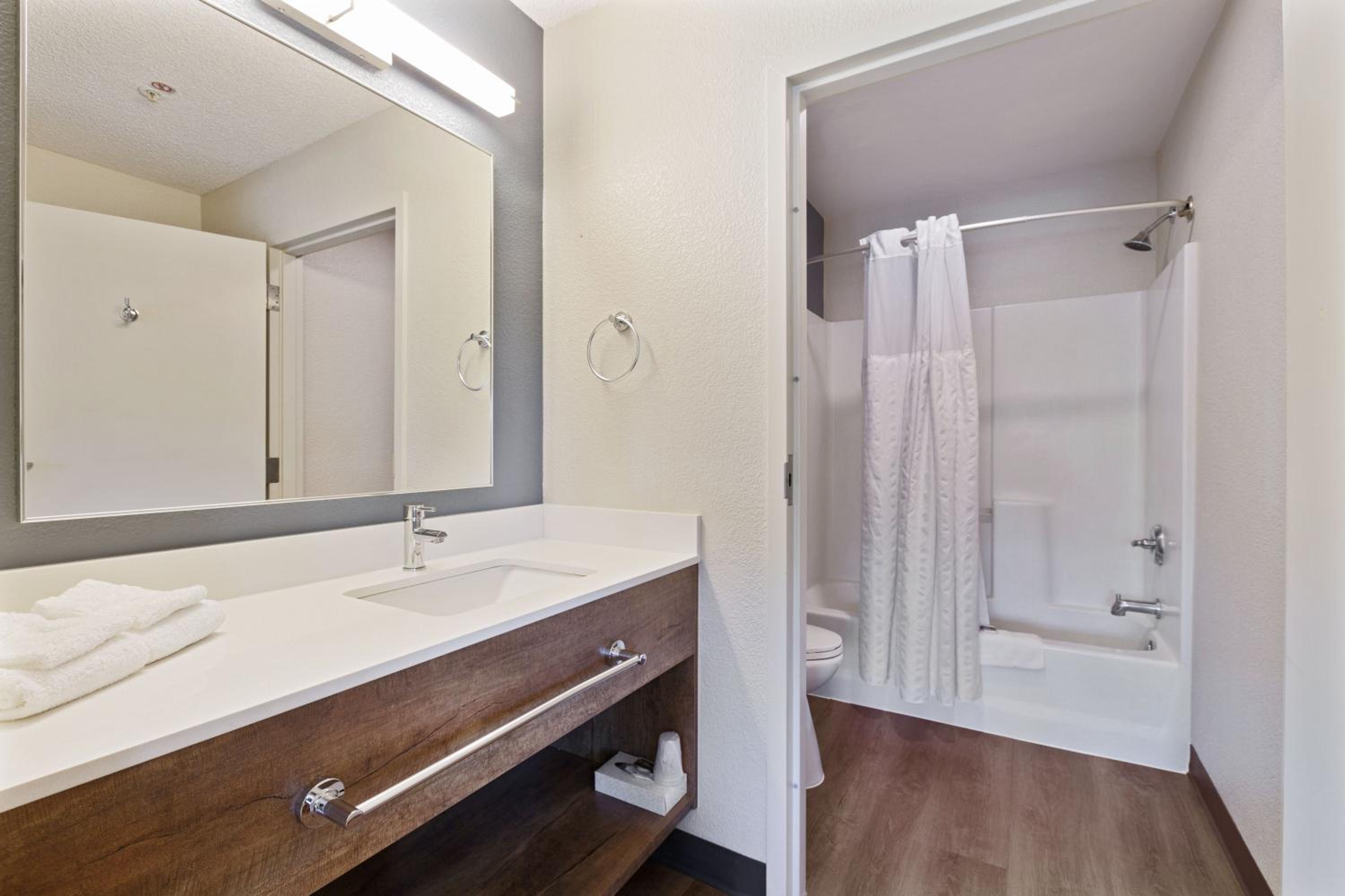 Deluxe Studio with 1 Queen Bed - Non-Smoking - Photo 3