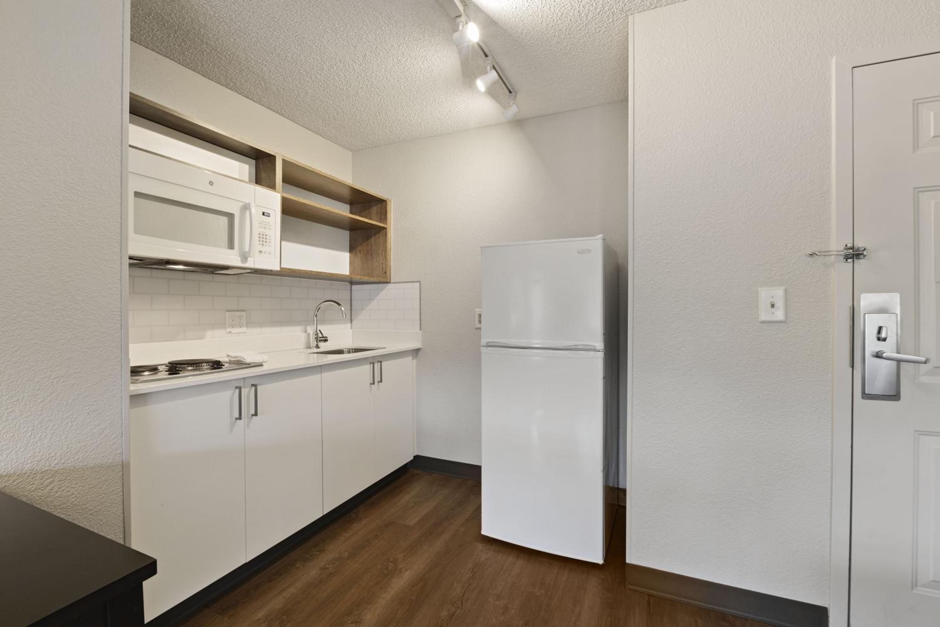 Deluxe Studio with 1 Queen Bed - Non-Smoking - Photo 5