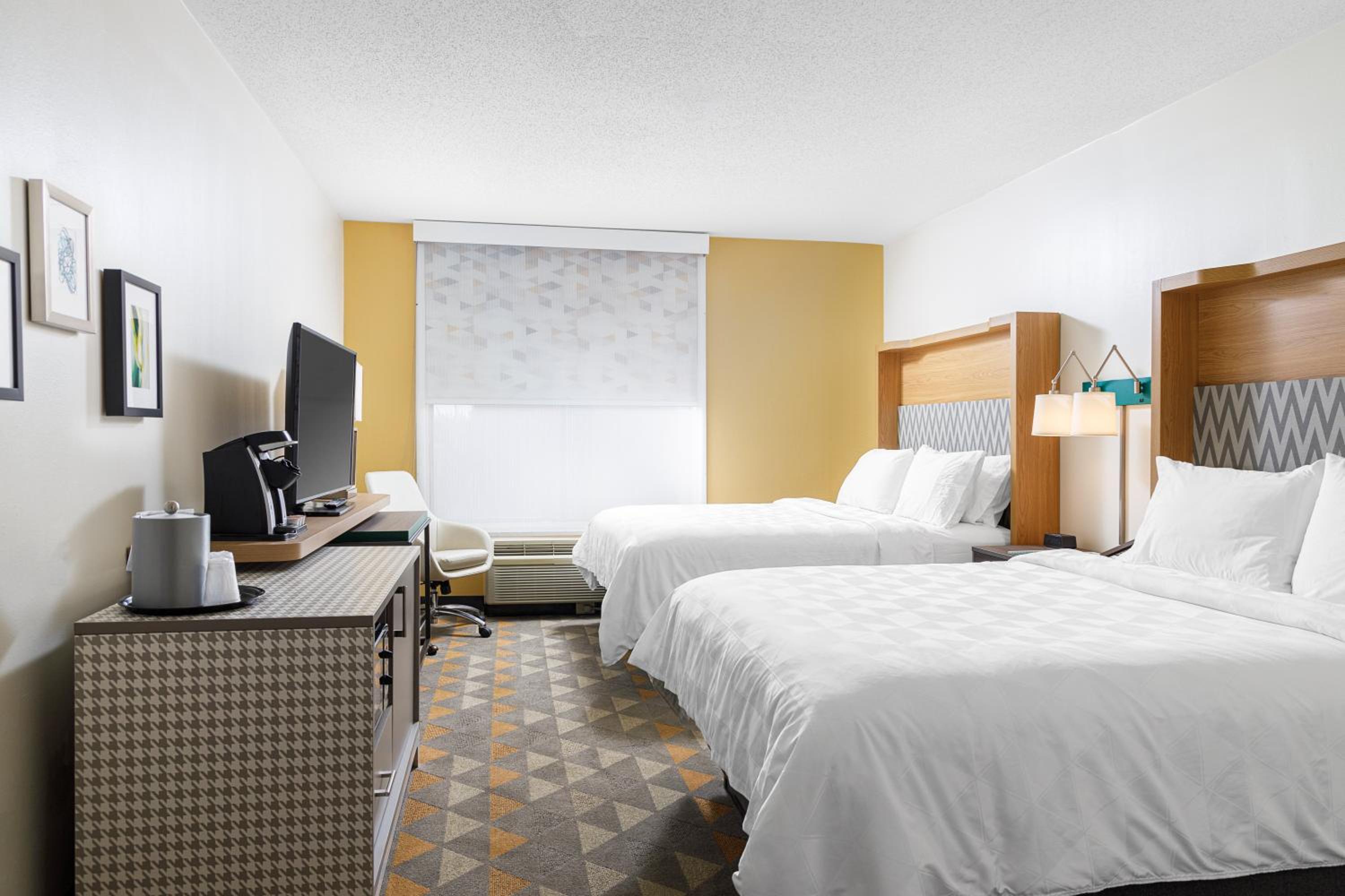 Standard Queen Room with Two Queen Beds - Photo 2