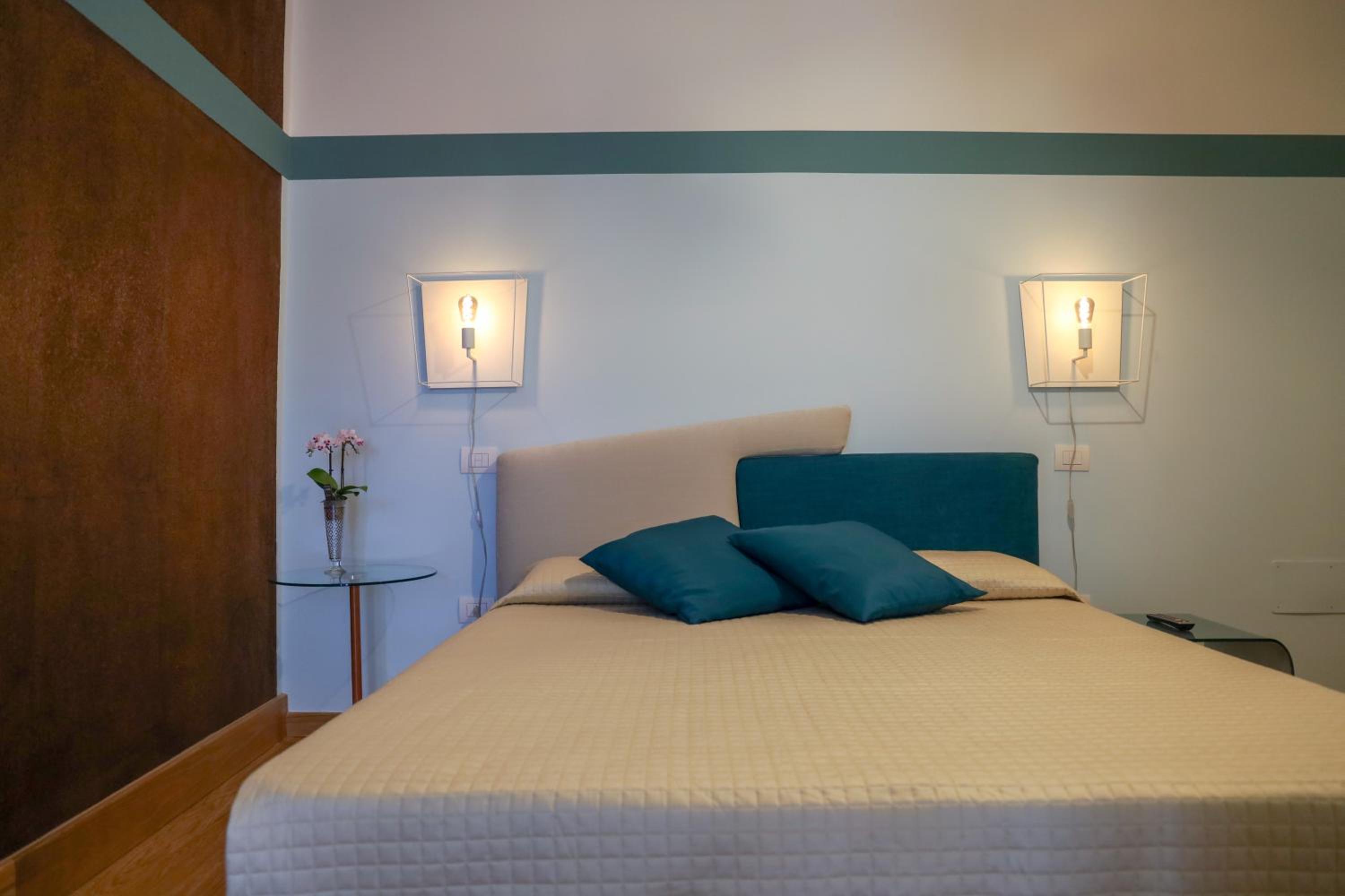 Double Room with Balcony - Photo 8