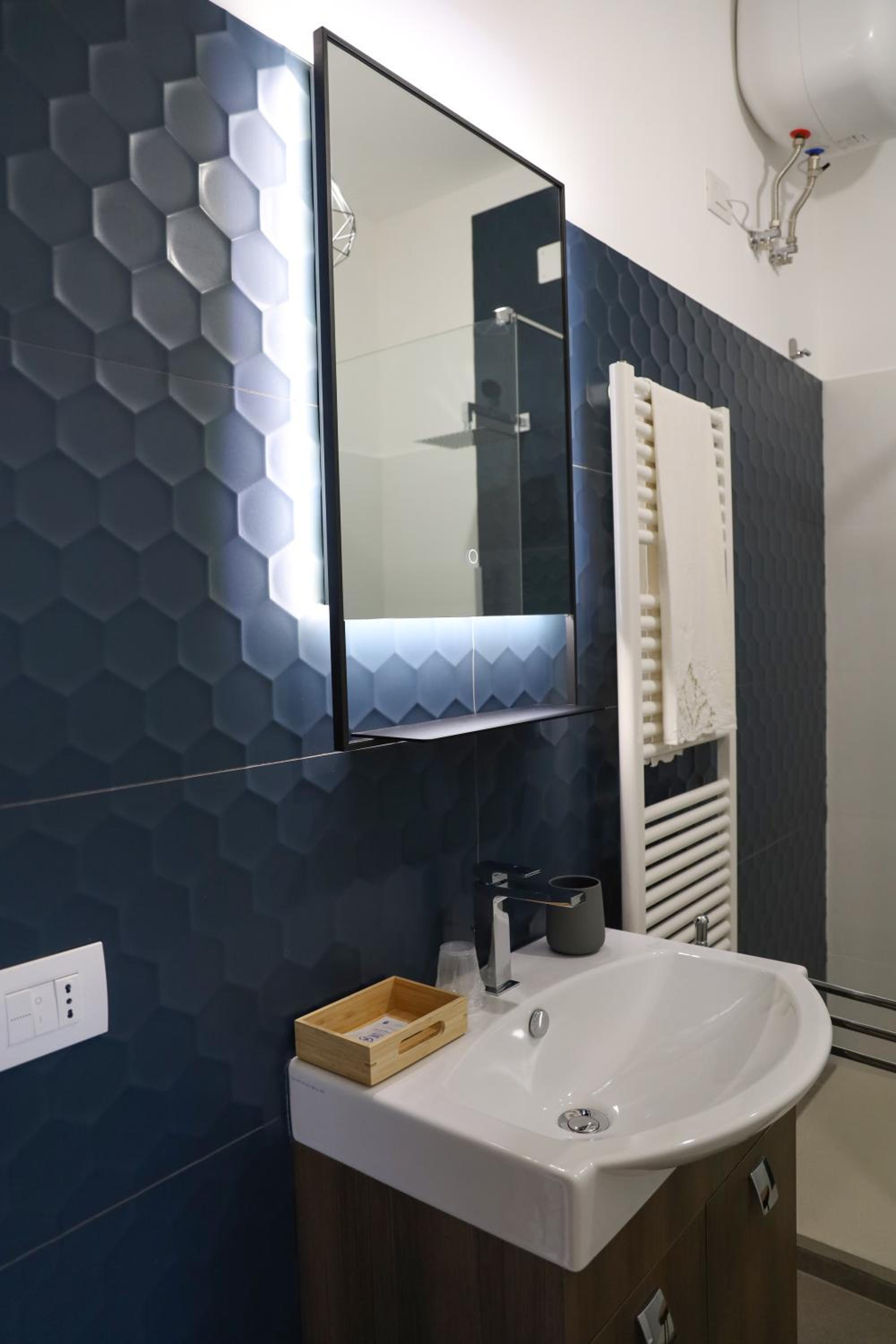 Double Room with Balcony - Photo 9