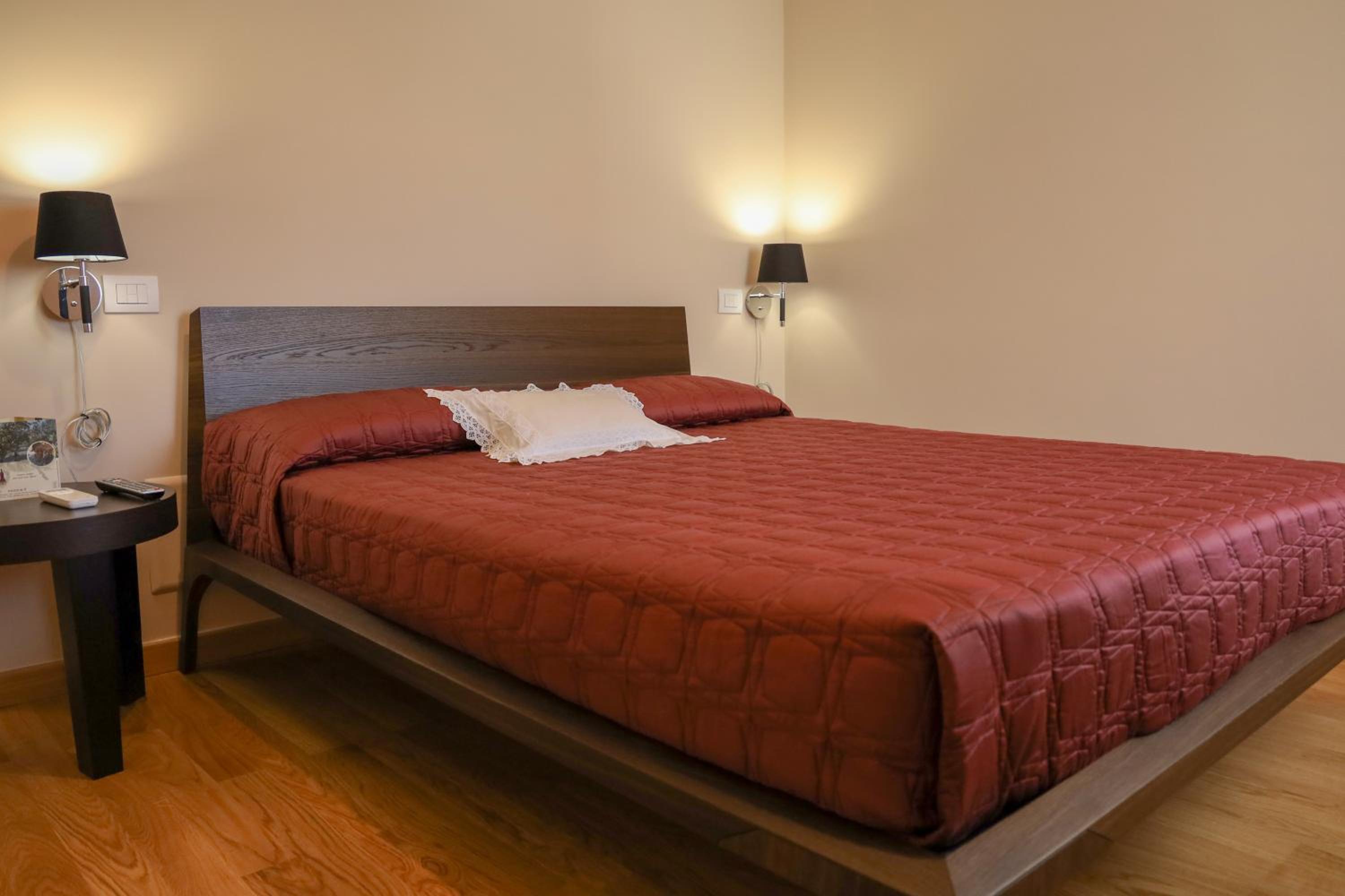 Deluxe Double Room with Extra Bed - Photo 19