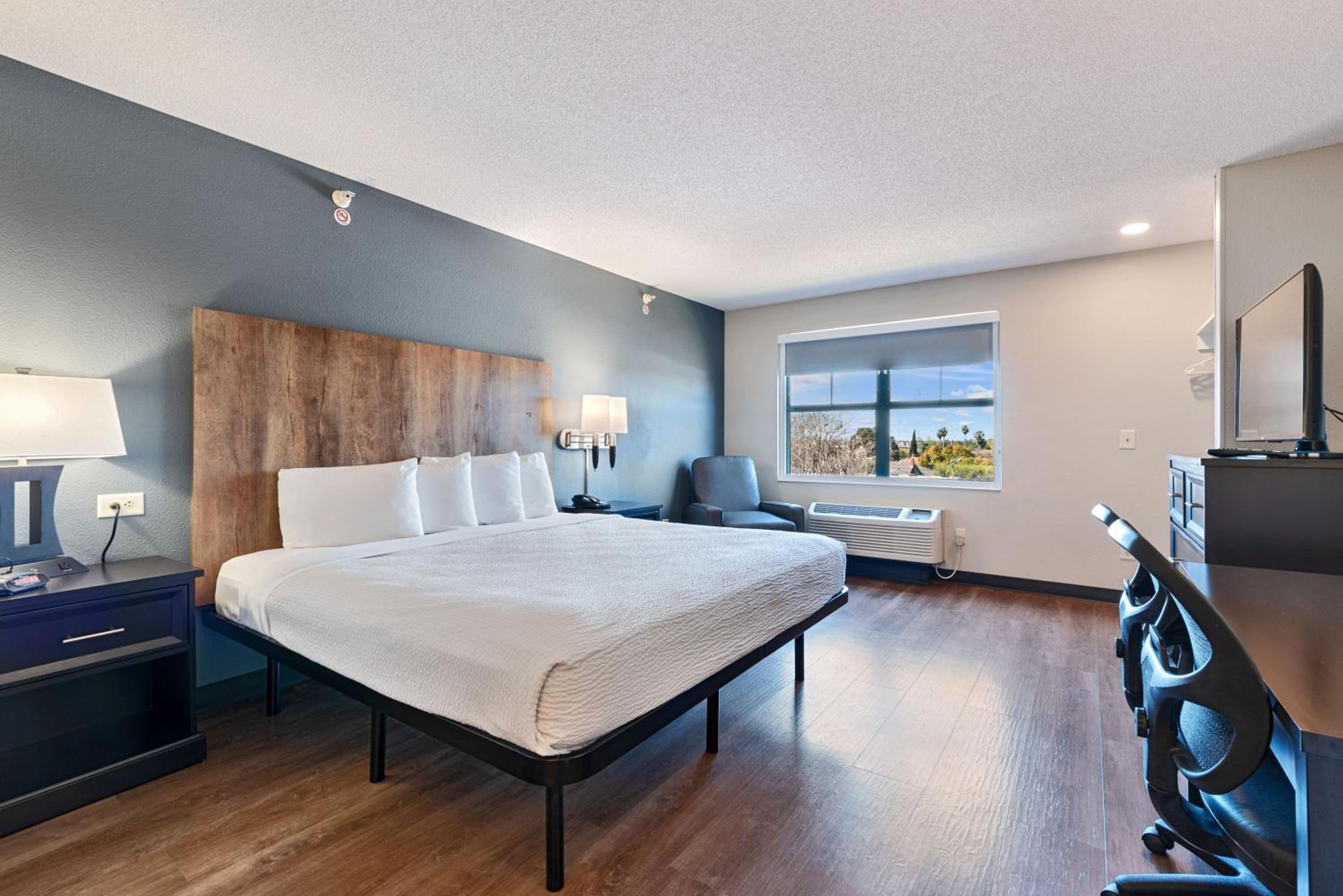 Studio with 1 King Bed - Non-Smoking - Photo 3