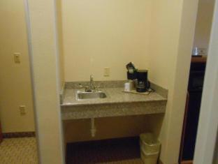 King Suite with Sofa - Disability Access/Non-Smoking - Photo 3
