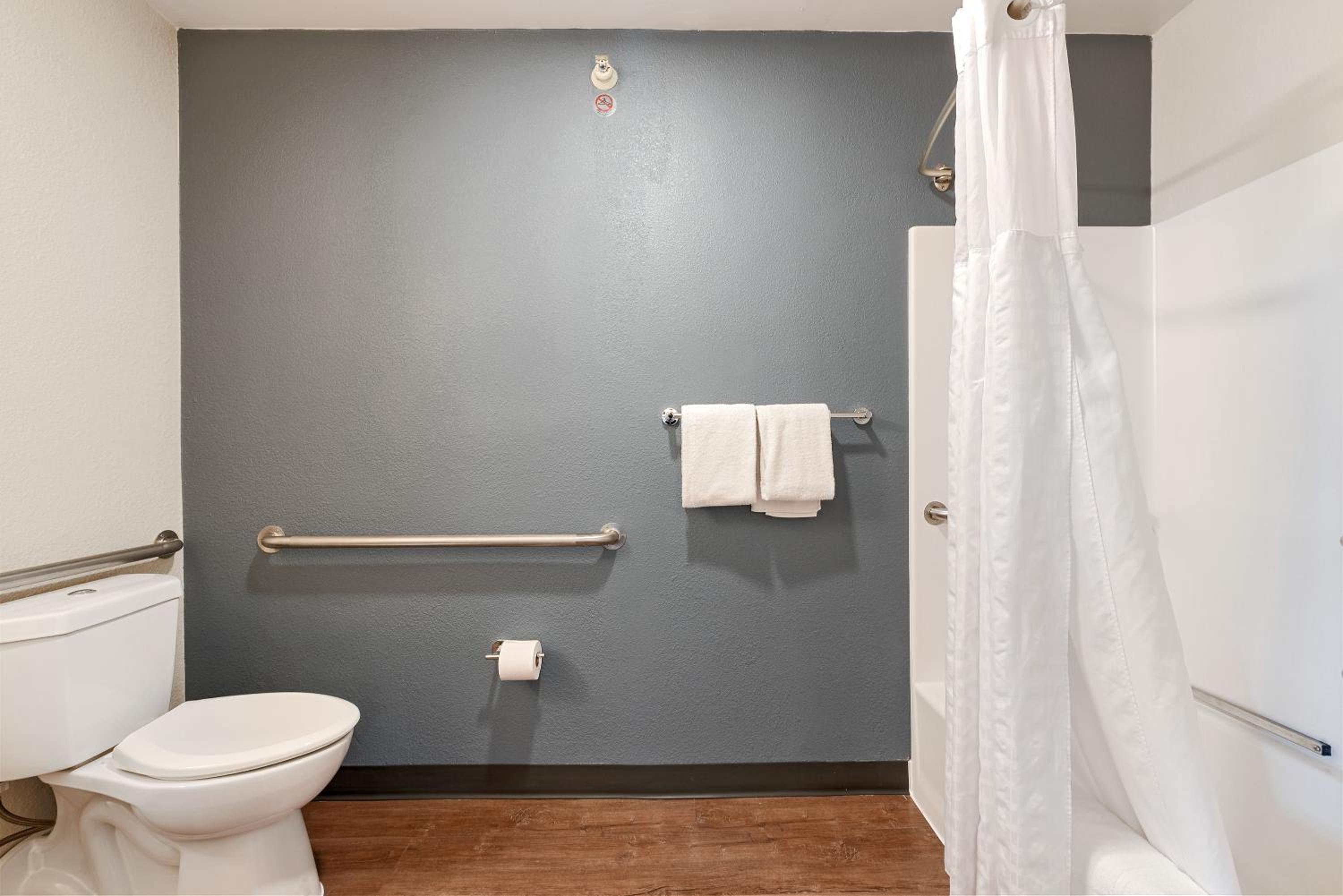Queen studio with 1 Queen Bed - Disability Access/Non-Smoking - Photo 10