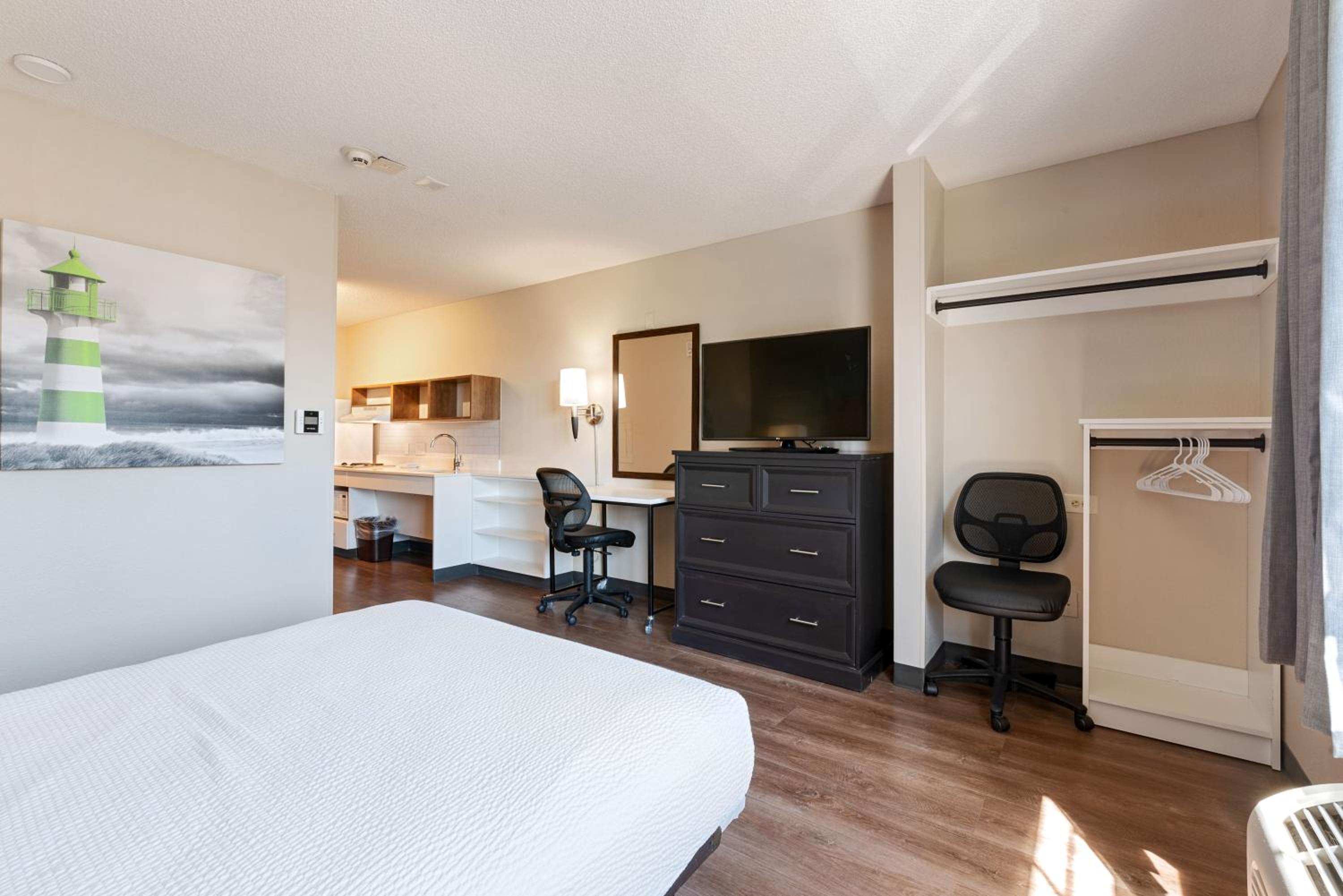 Queen studio with 1 Queen Bed - Disability Access/Non-Smoking - Photo 7