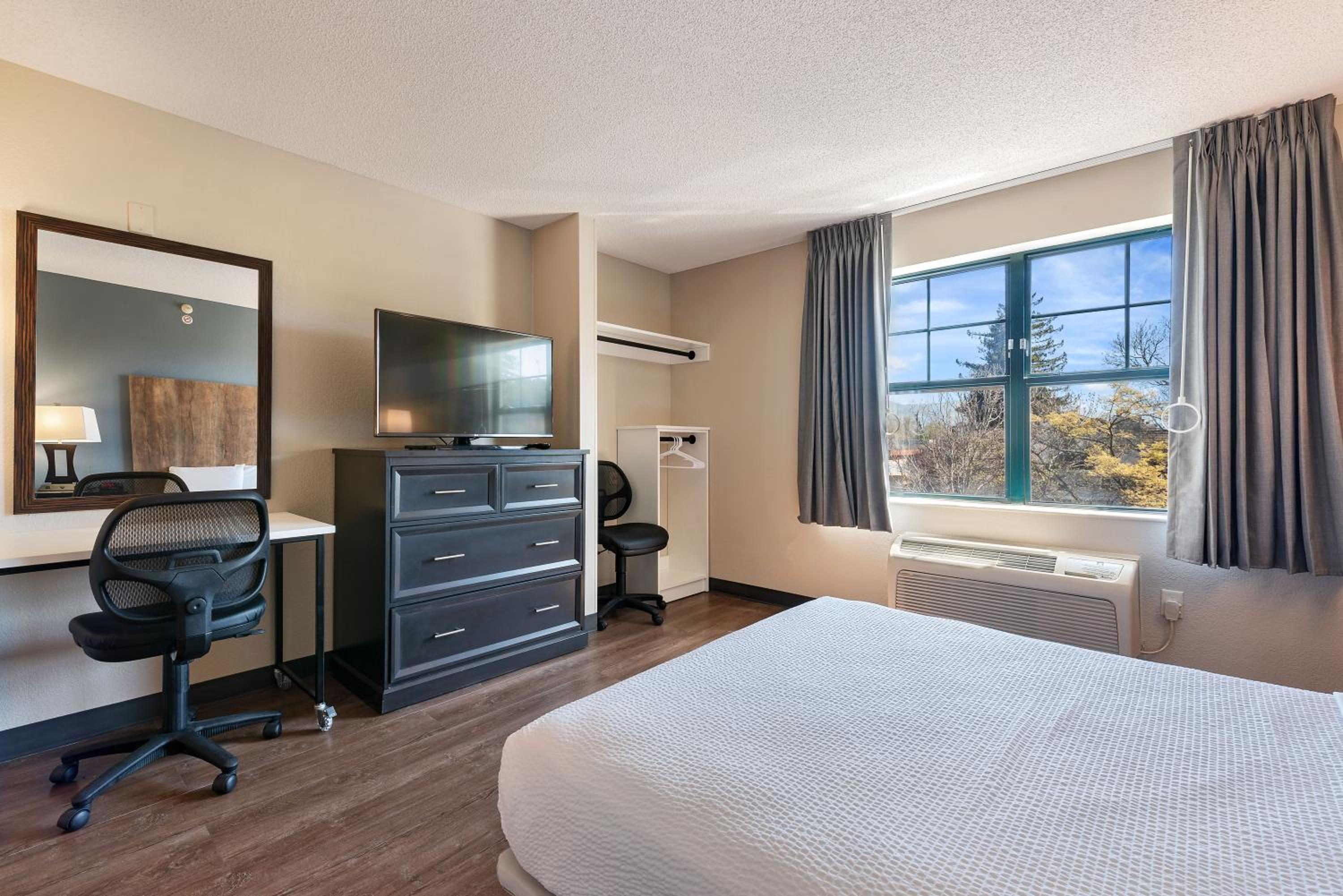Queen studio with 1 Queen Bed - Disability Access/Non-Smoking - Photo 6