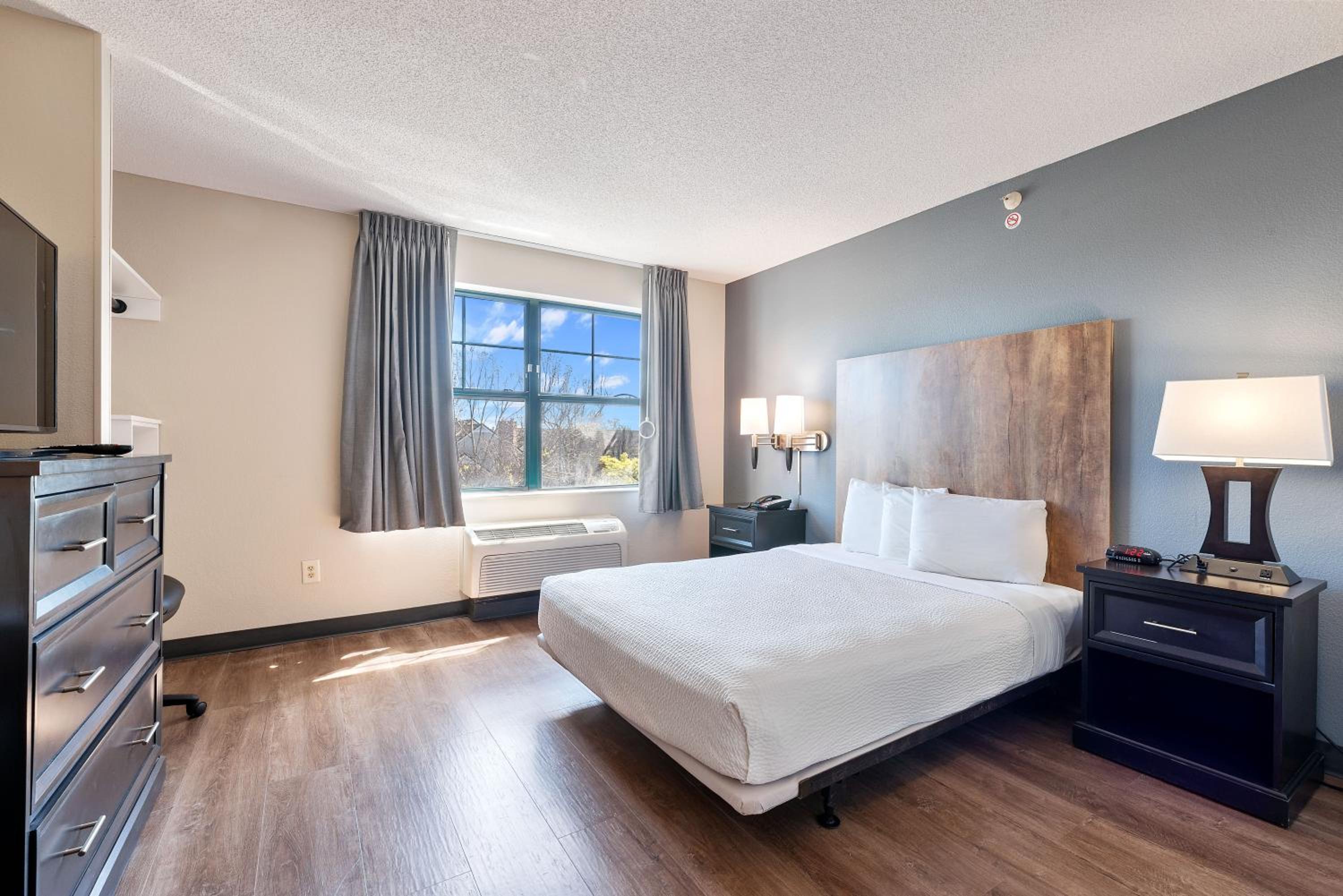Queen studio with 1 Queen Bed - Disability Access/Non-Smoking - Photo 4