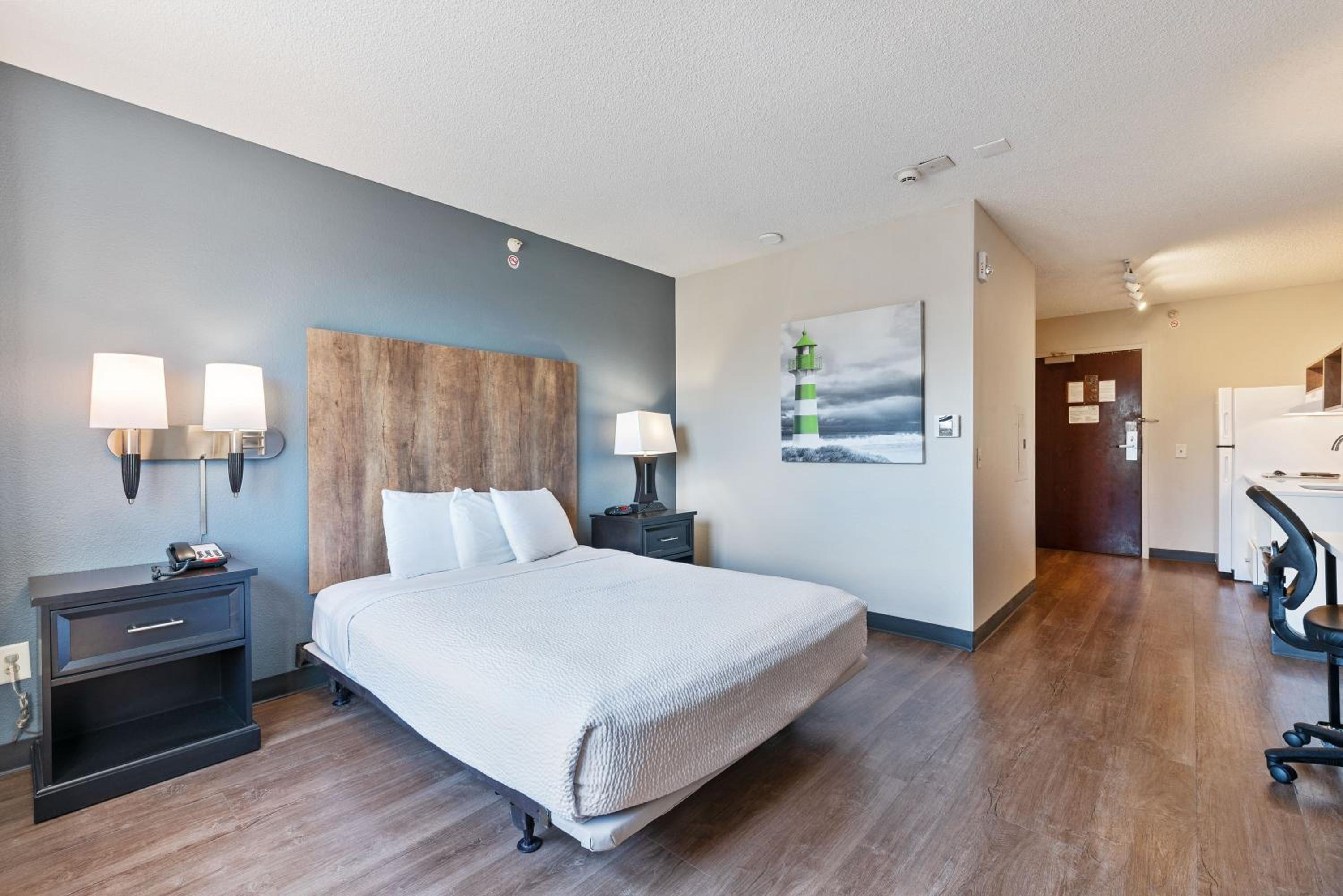 Queen studio with 1 Queen Bed - Disability Access/Non-Smoking - Photo 5