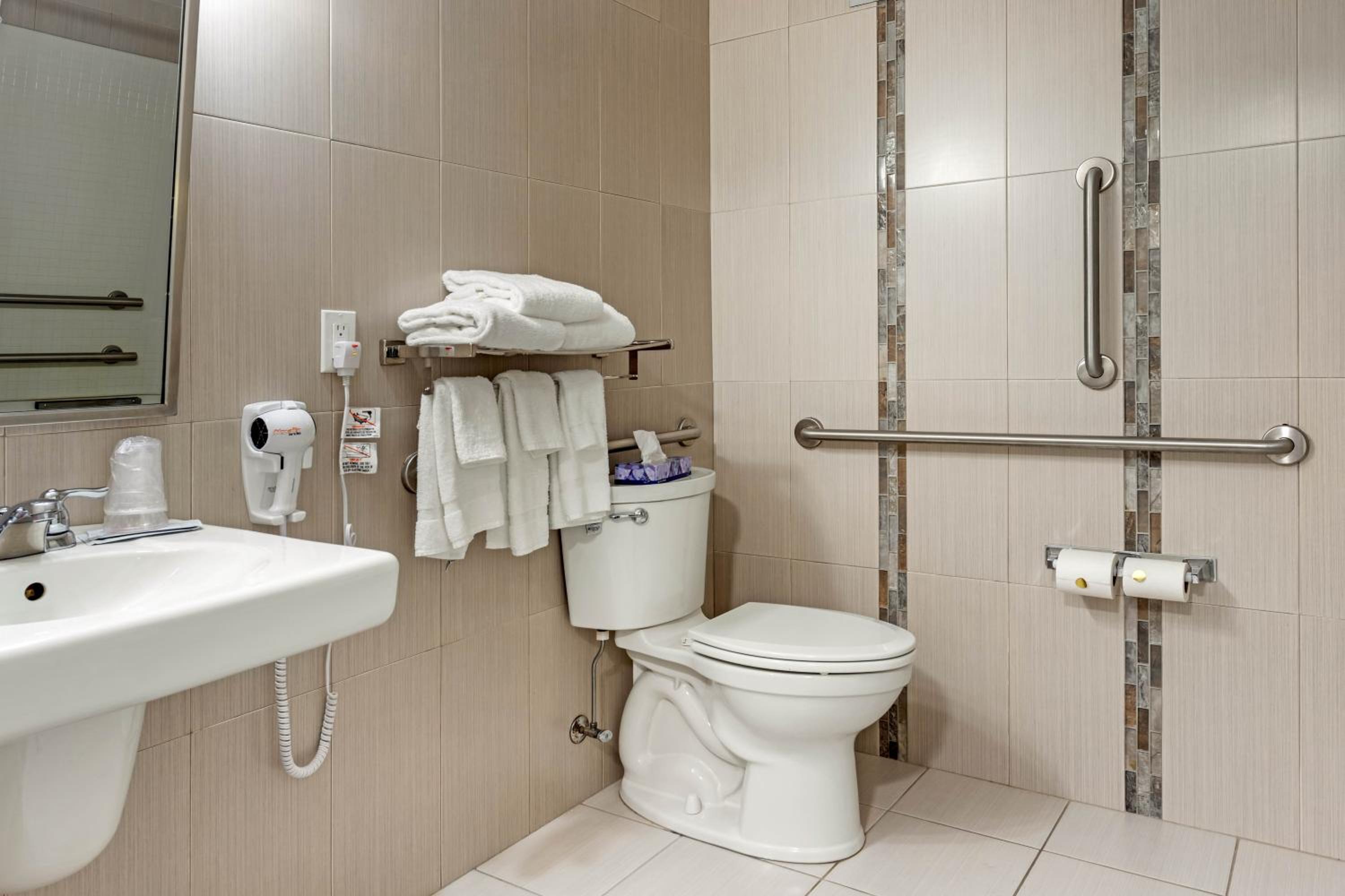Double Room with Two Double Beds - Accessible/Non-Smoking - Photo 2