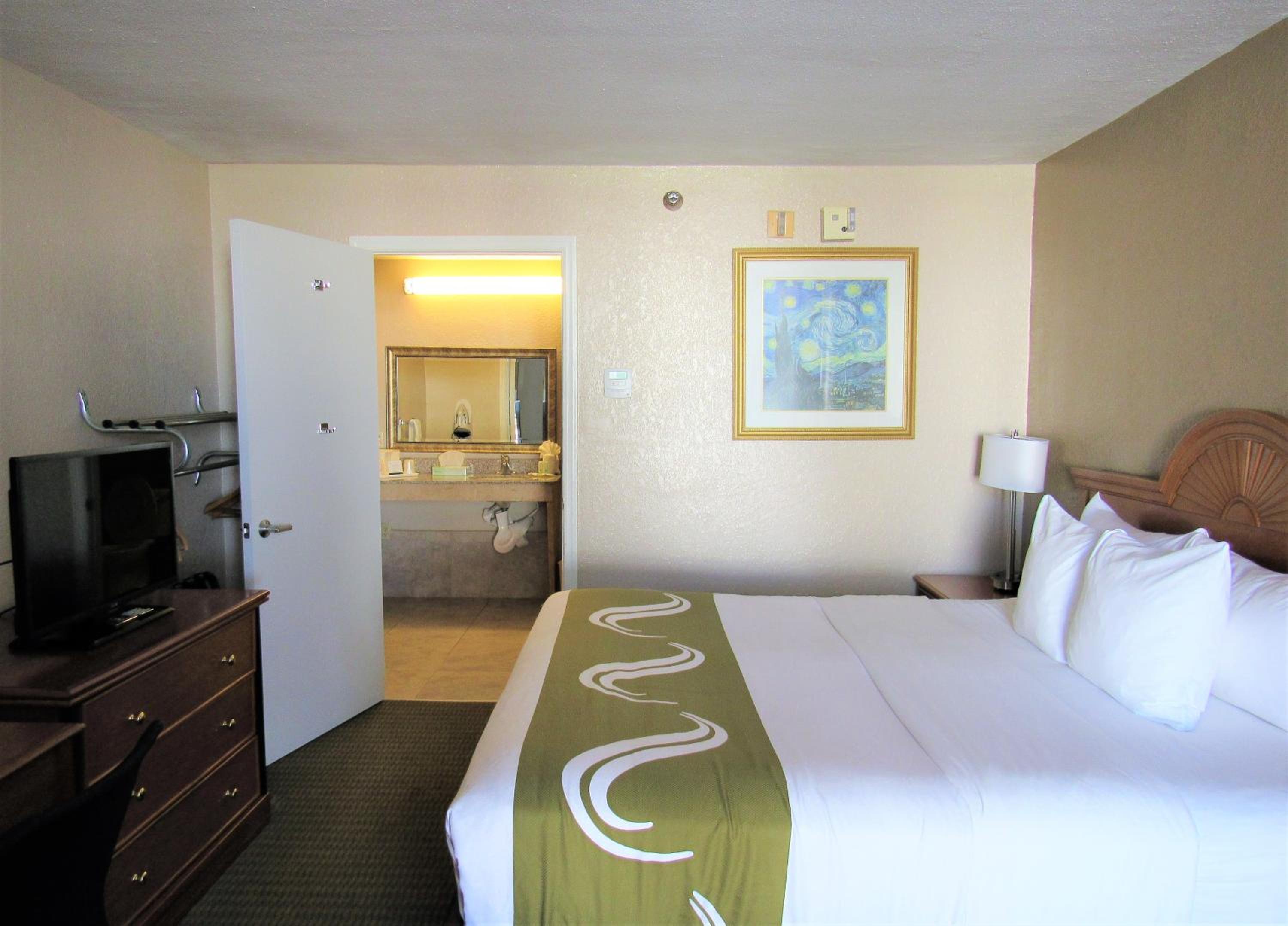 King Room - Non-Smoking - Photo 12