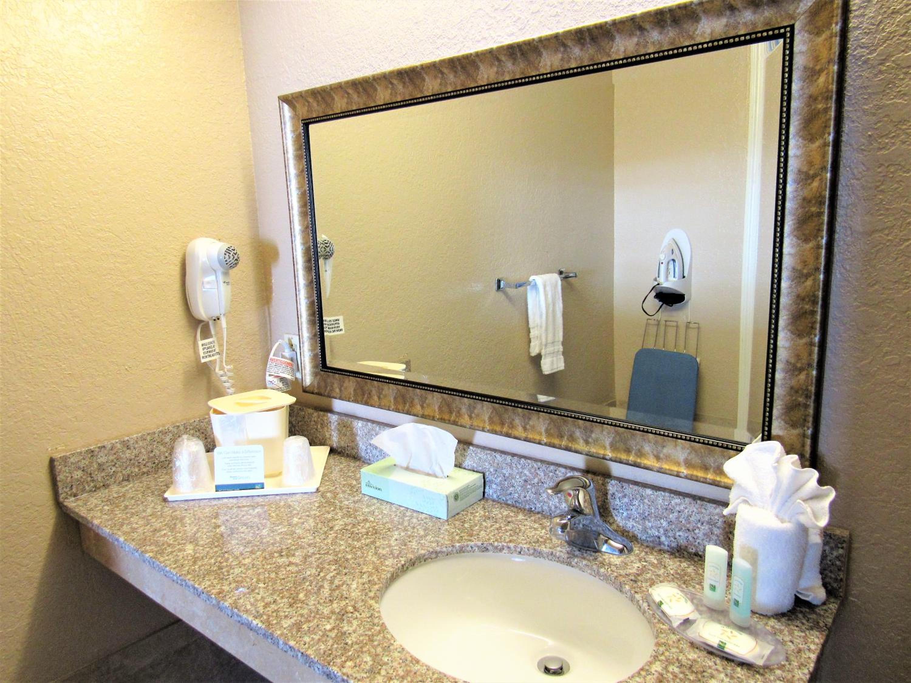 Queen Room with Two Queen Beds - Mobility Accessible/Non-Smoking - Photo 2