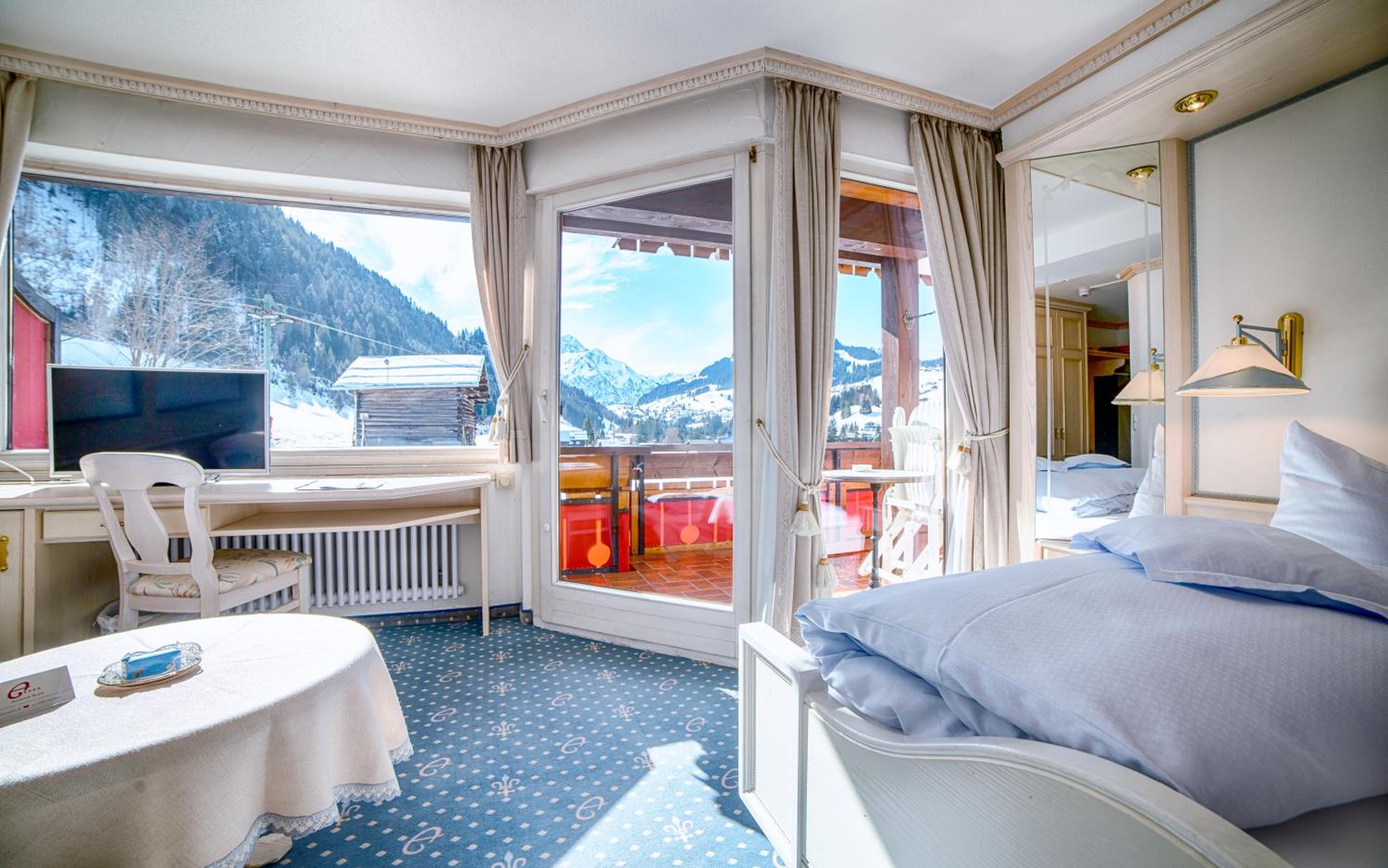 Deluxe Double Room with Balcony - Photo 4