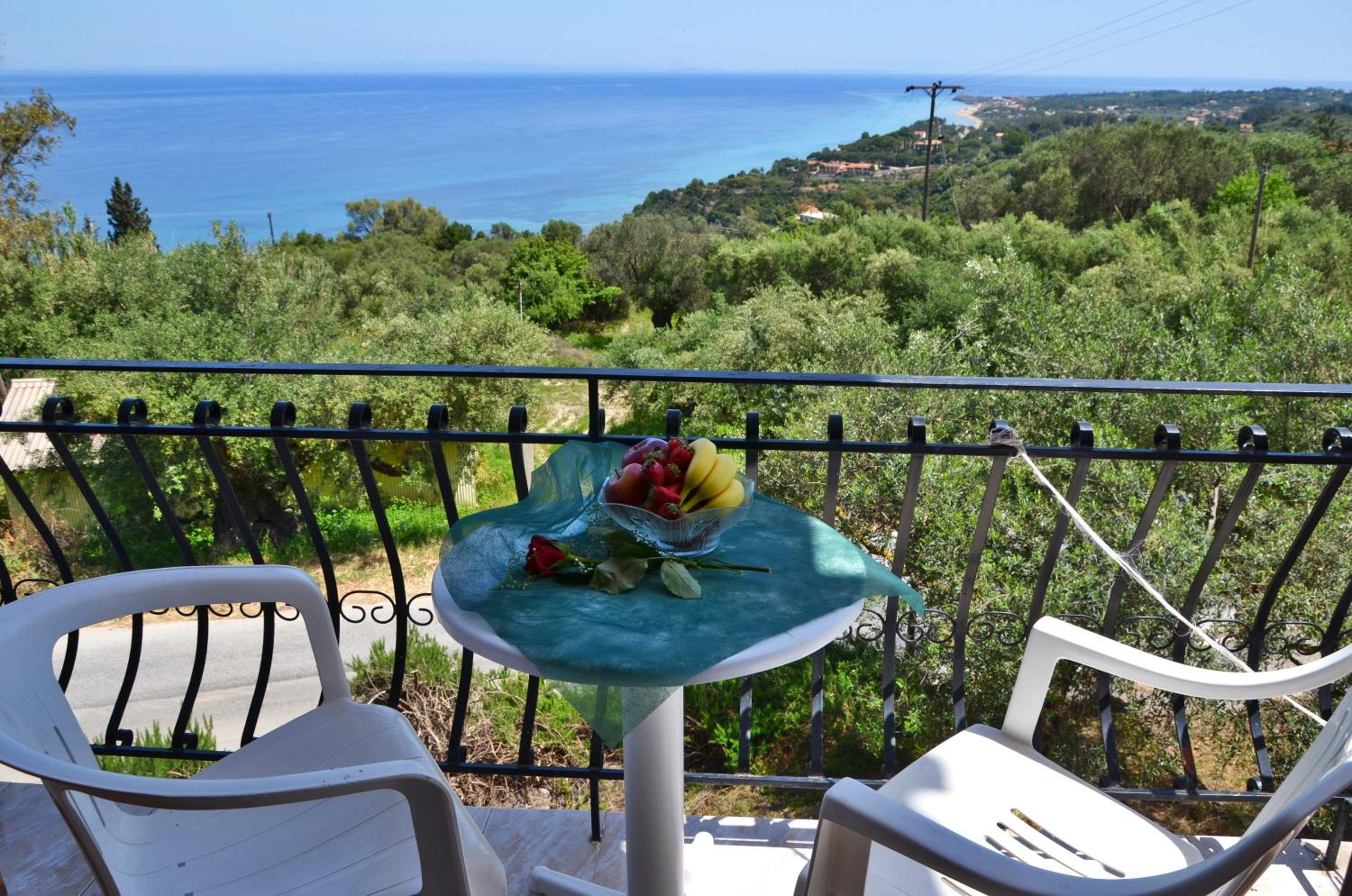 Three-Bedroom Apartment (5 Adults) with Sea View photo 3