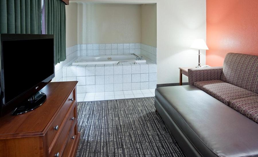 Deluxe King Suite - Non-Smoking - Photo 2