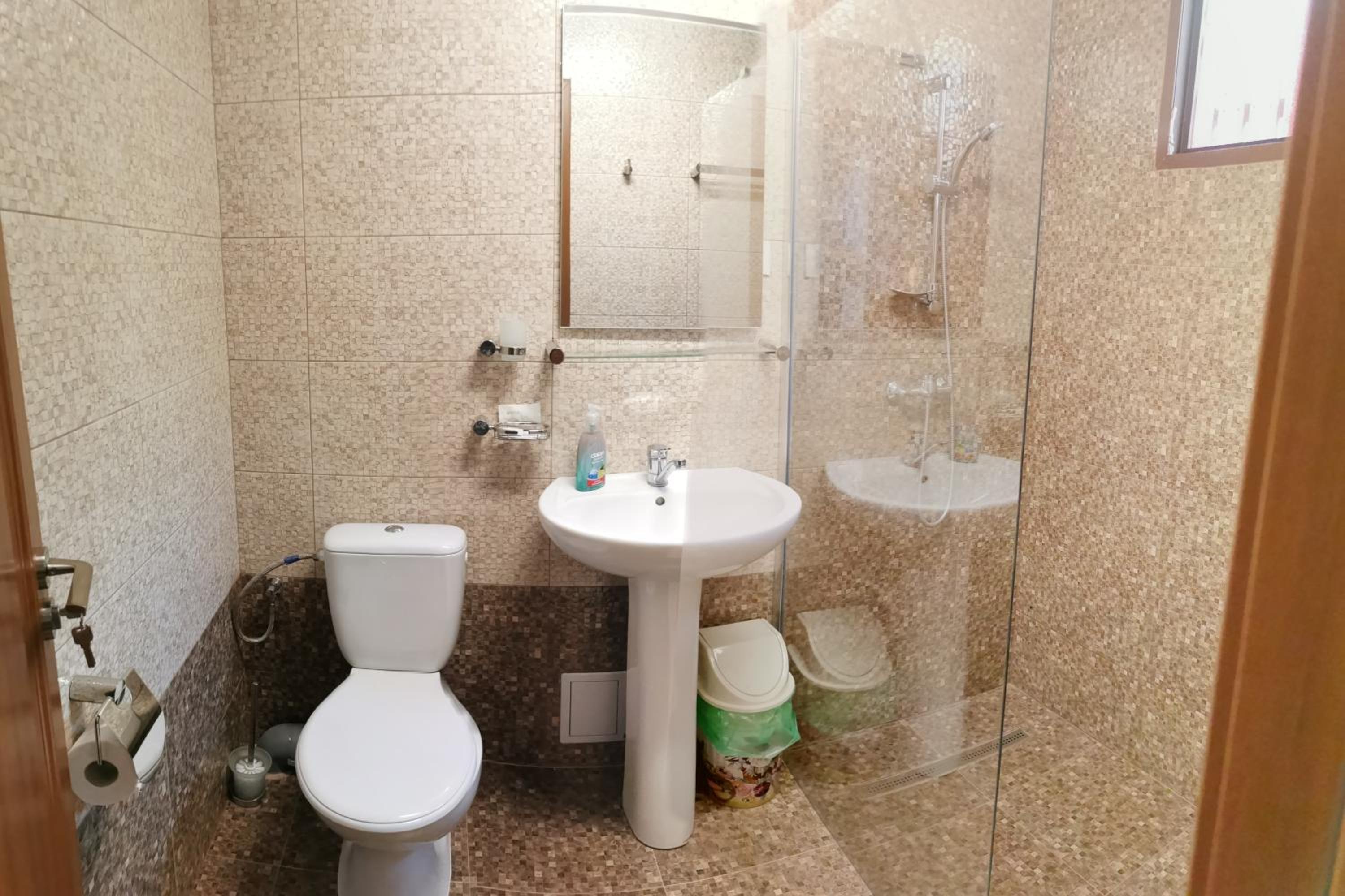Double Room with Private Bathroom - Photo 9