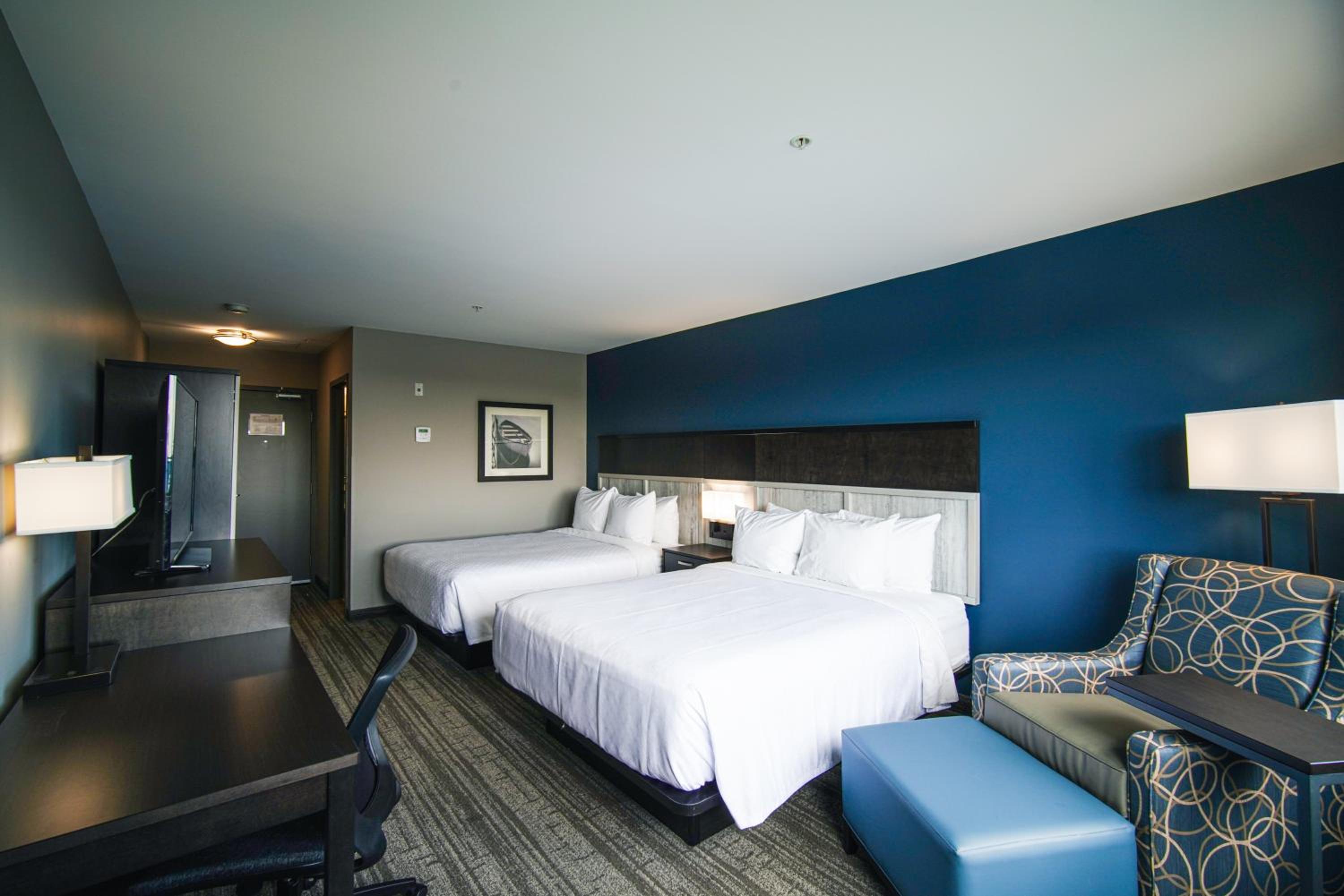 Queen Room with Two Queen Beds - Photo 6
