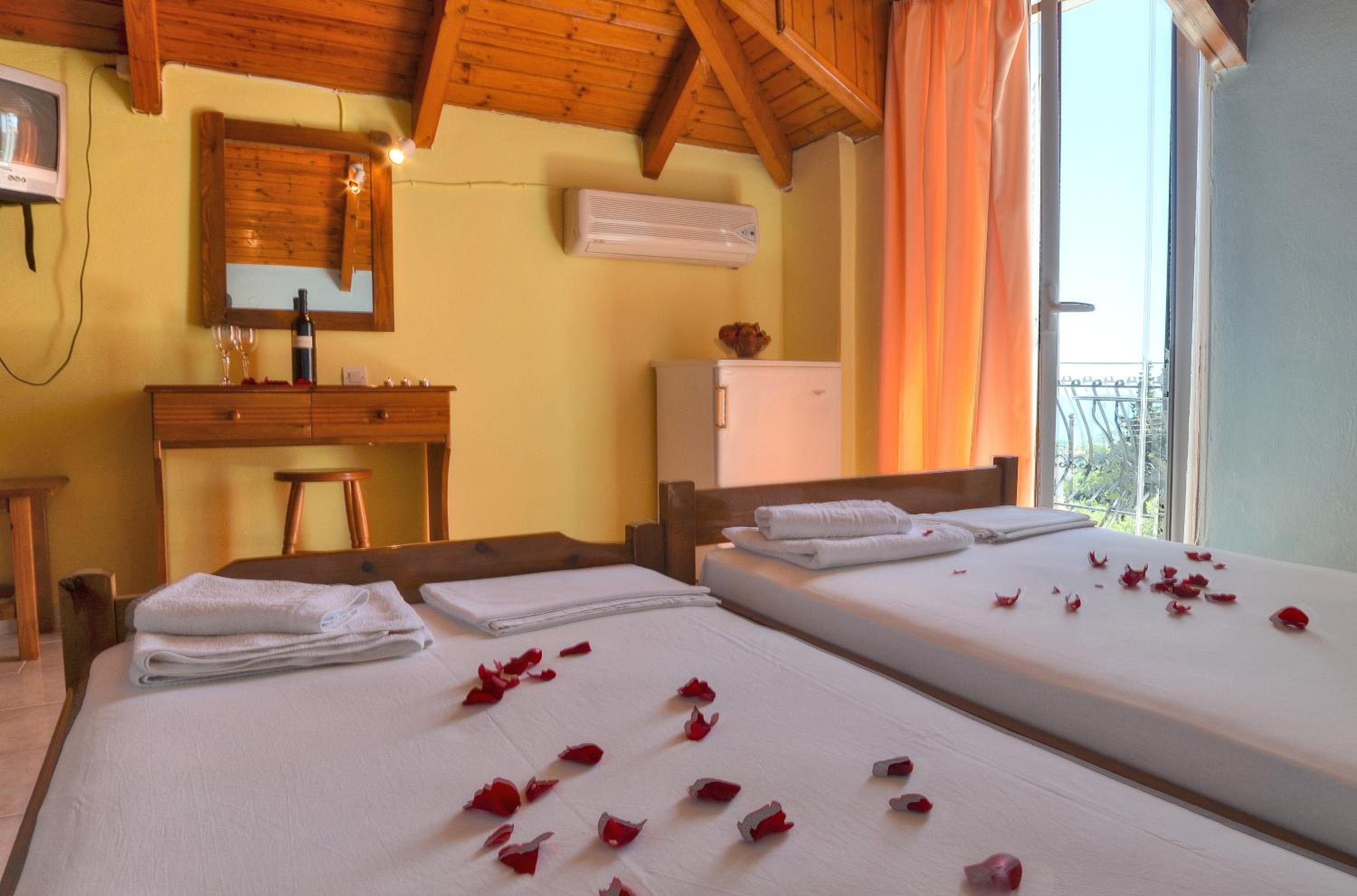 Double or Twin Room with Sea View - Photo 1