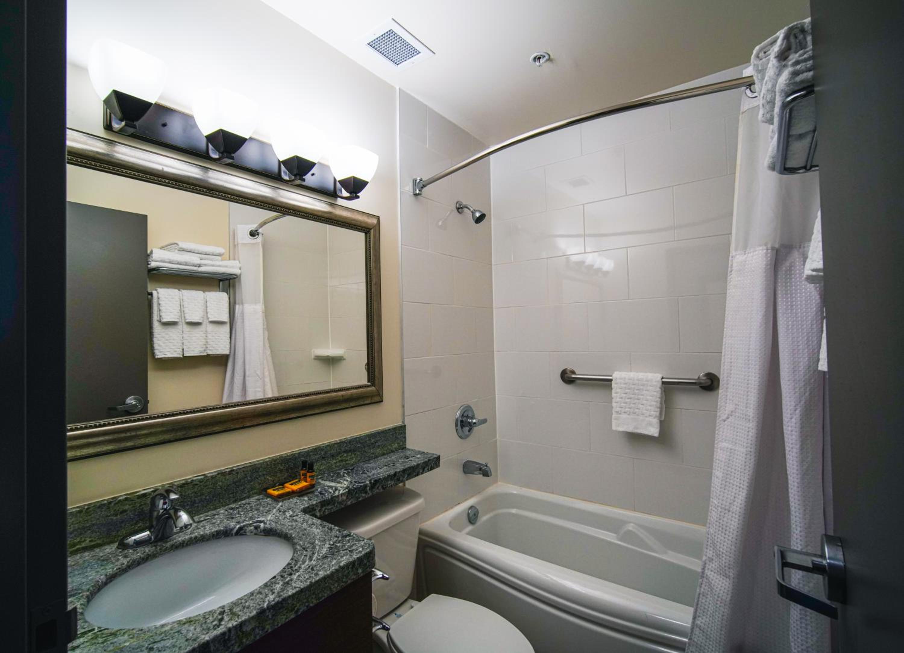 Queen Room with Two Queen Beds - Photo 4