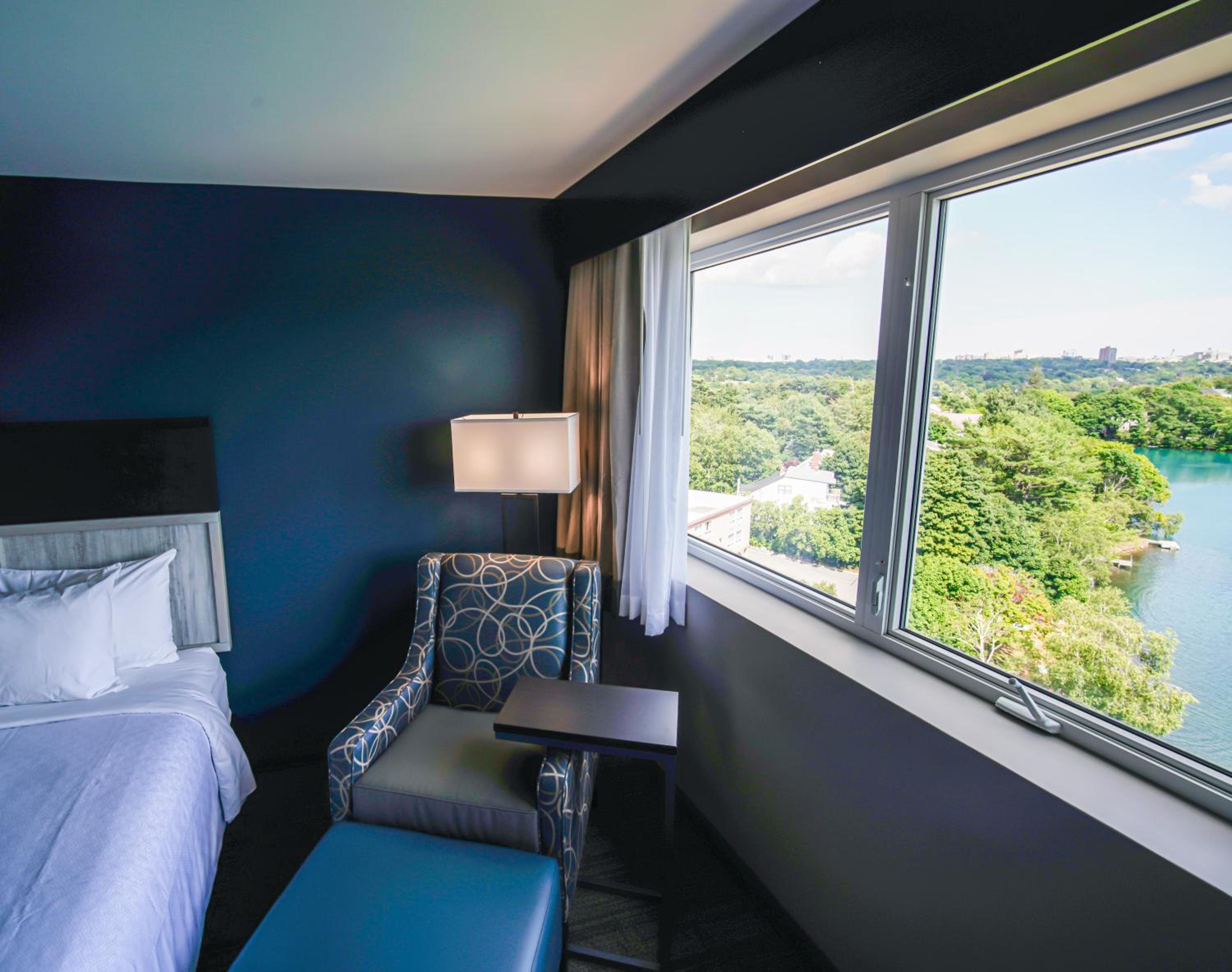 Queen Room with Two Queen Beds - Lake View - Photo 2