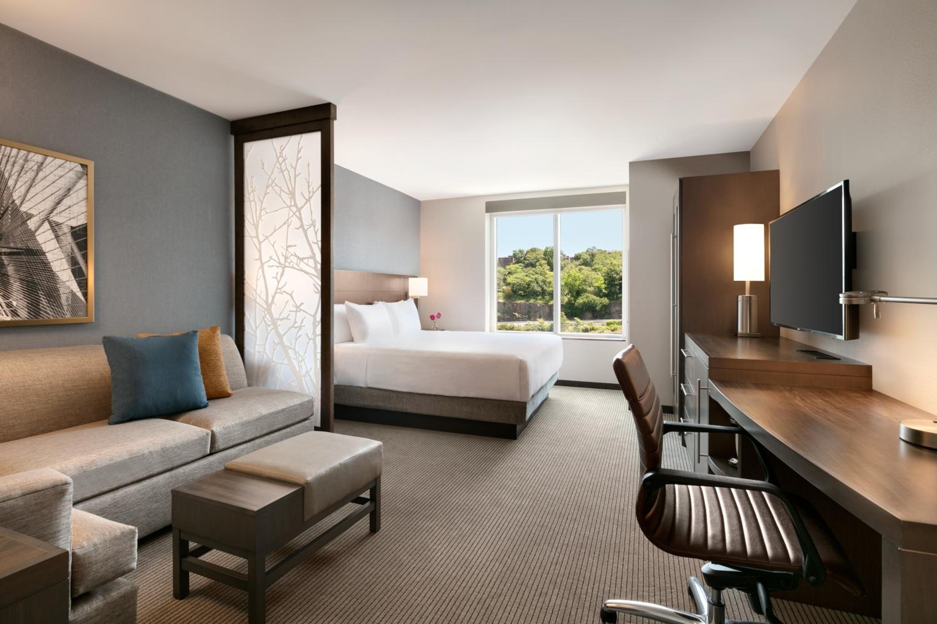 King Room with Sofa Bed - Photo 1