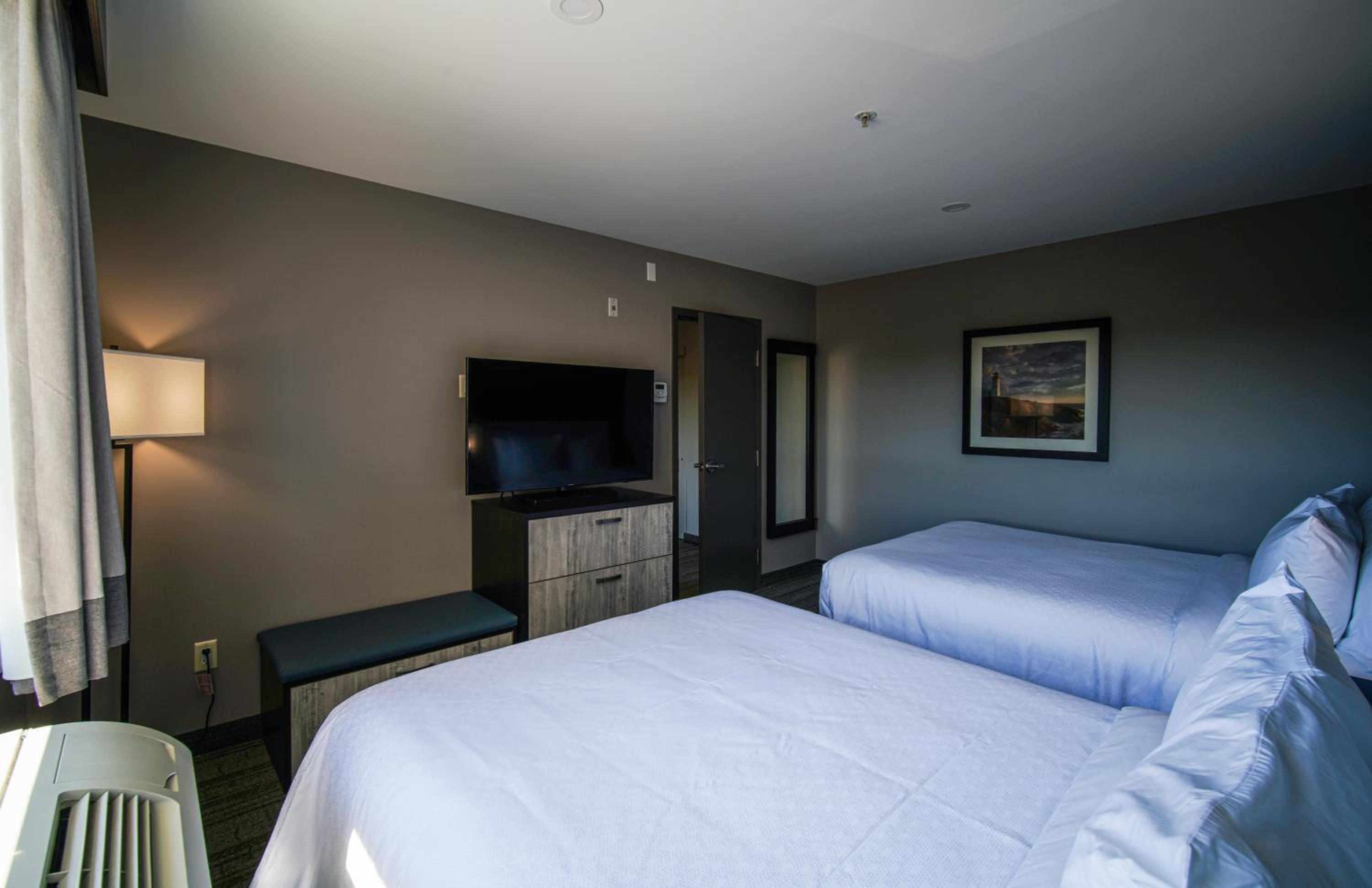 One-Bedroom Queen Suite with Two Queen Beds - Photo 5