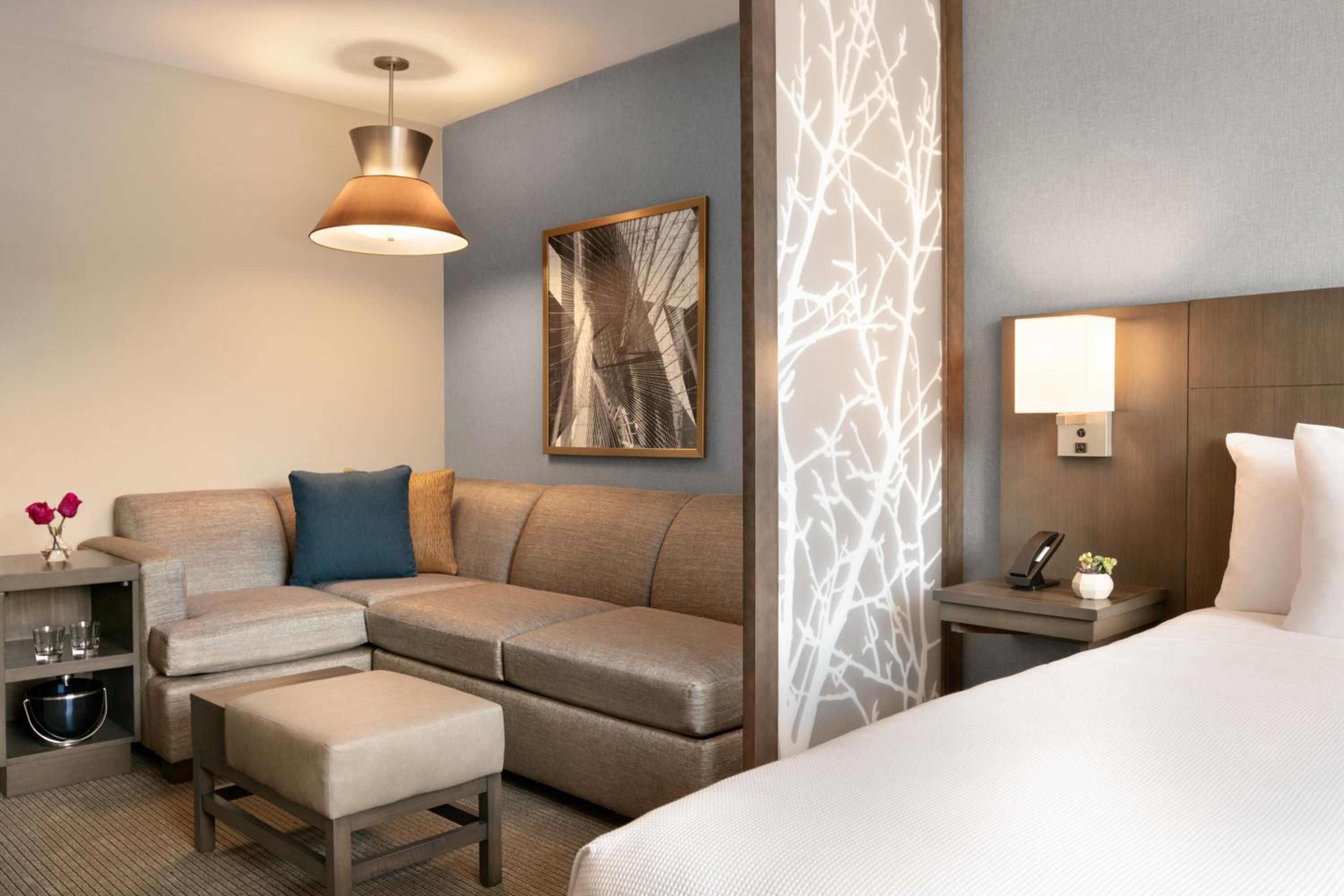 King Room with Sofa Bed - Photo 3