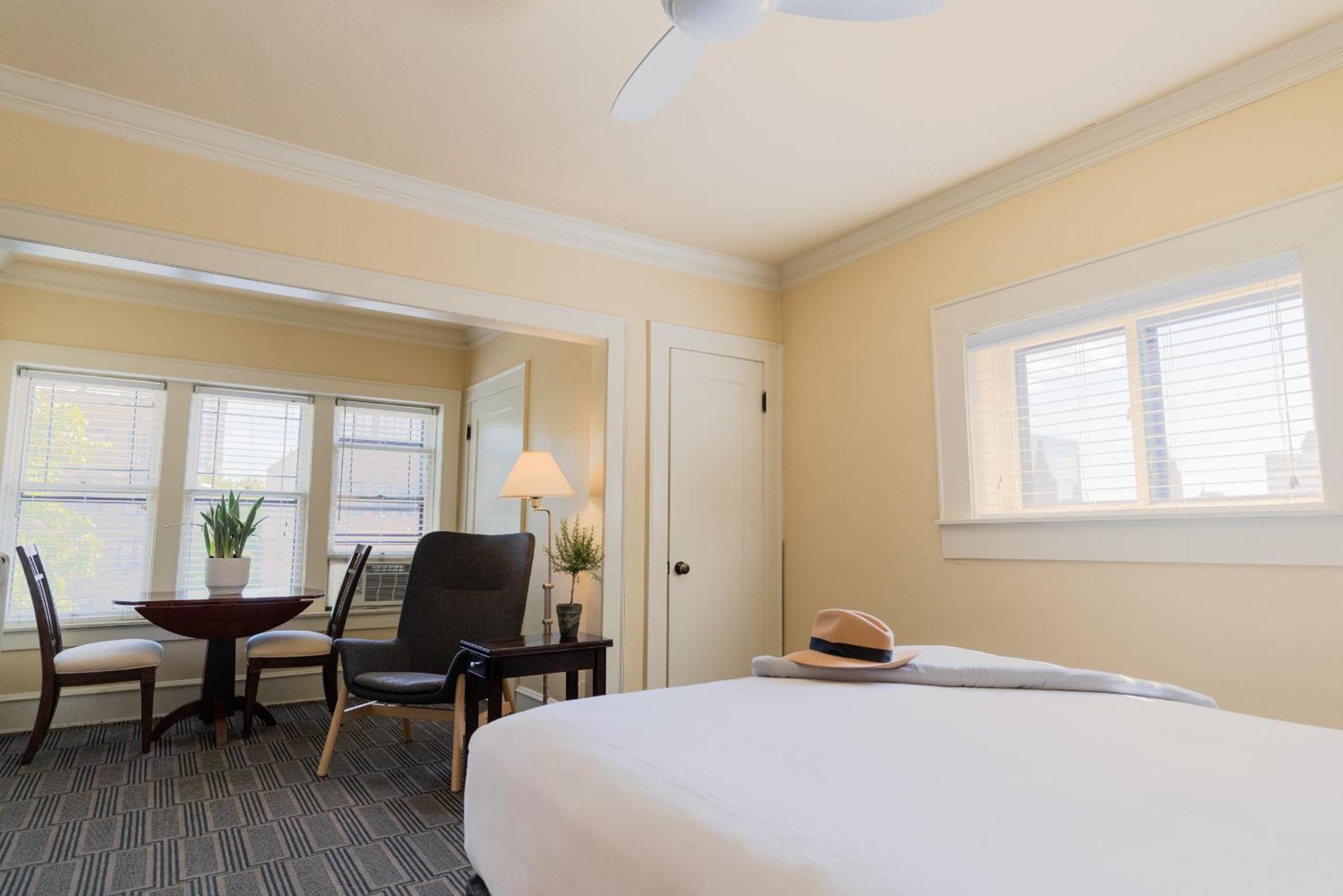 Deluxe King Room - Photo 1