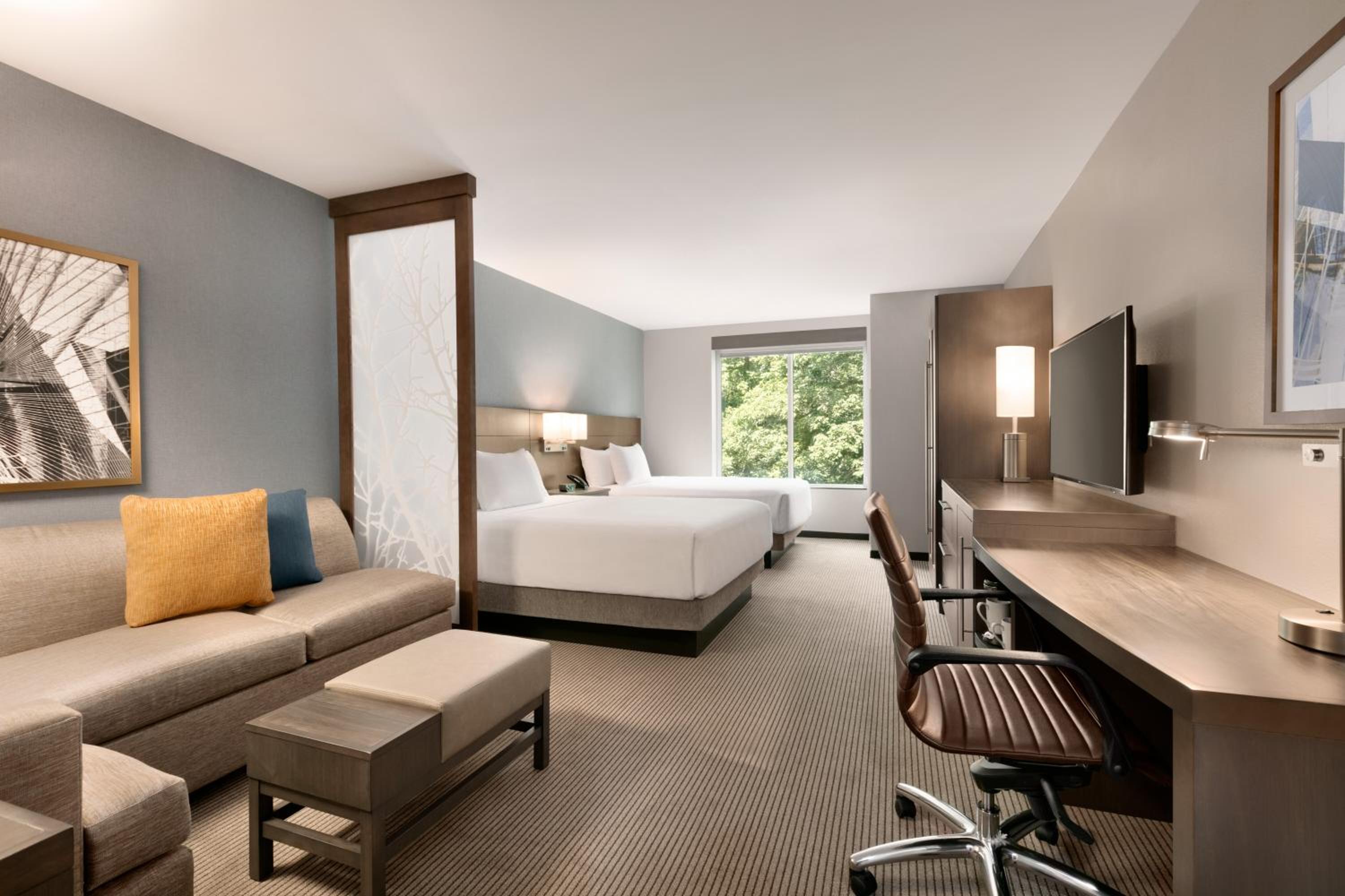 Queen Room with Two Queen Beds and Sofa Bed - Photo 3