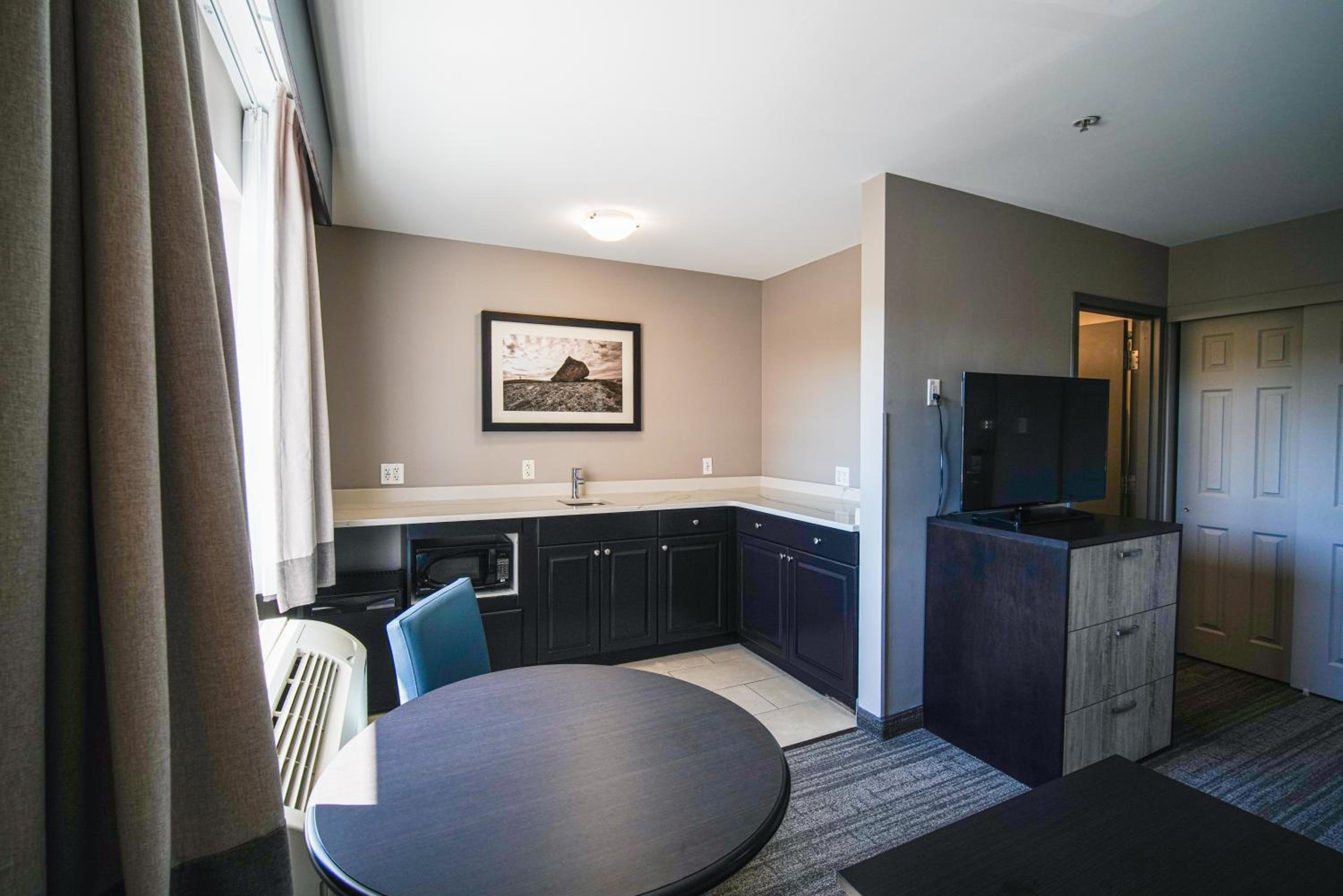 One-Bedroom Queen Suite with Two Queen Beds - Photo 6