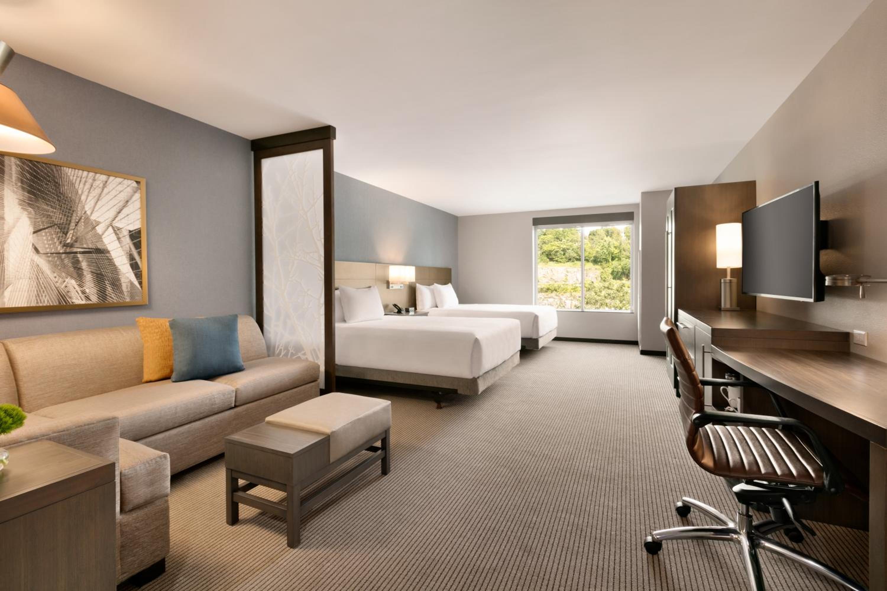 Queen Room with Two Queen Beds and Sofa Bed - High Floor - Photo 3