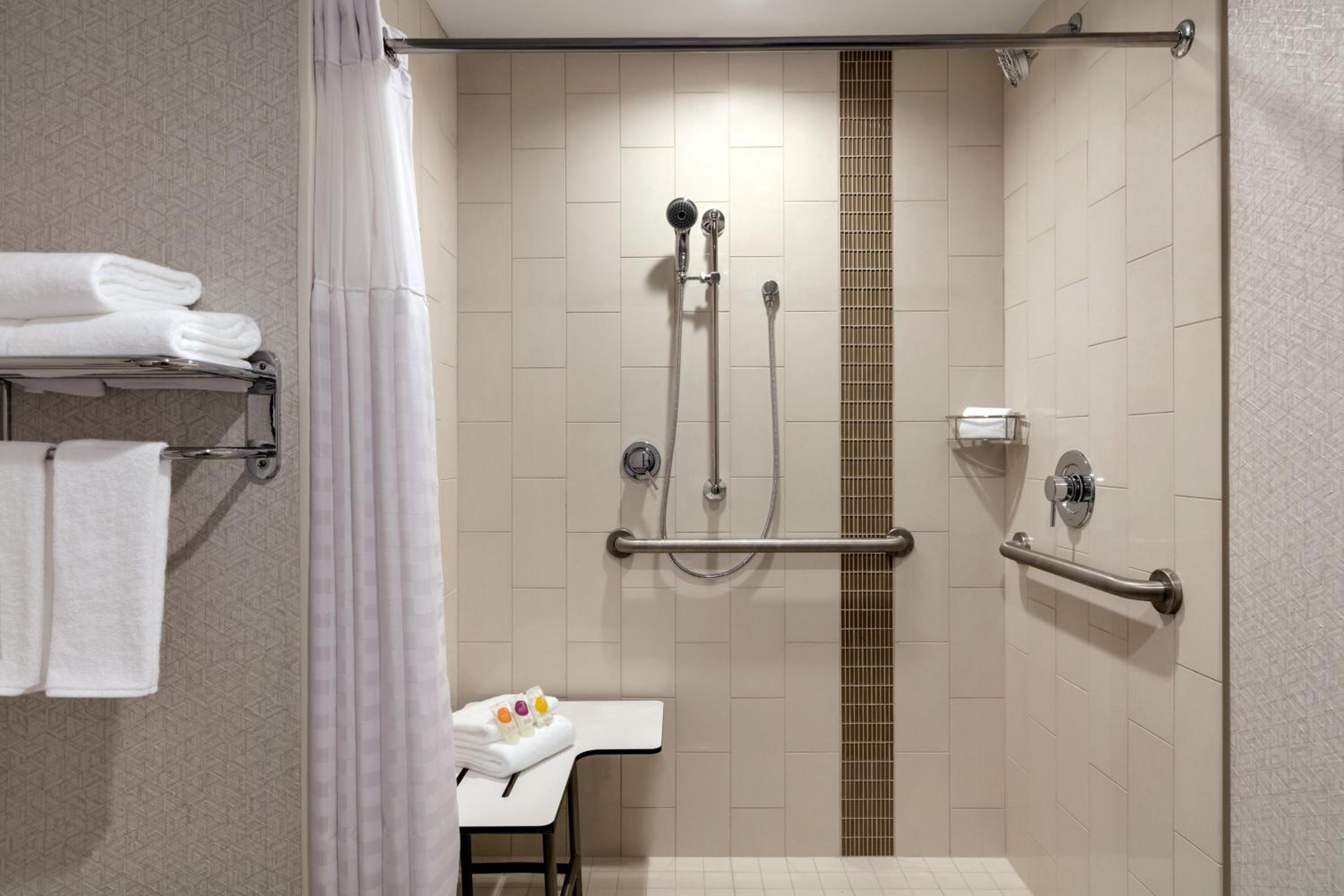 Premium Queen Room with Two Queen Beds and Roll-In Shower - Mobility Access - Photo 1