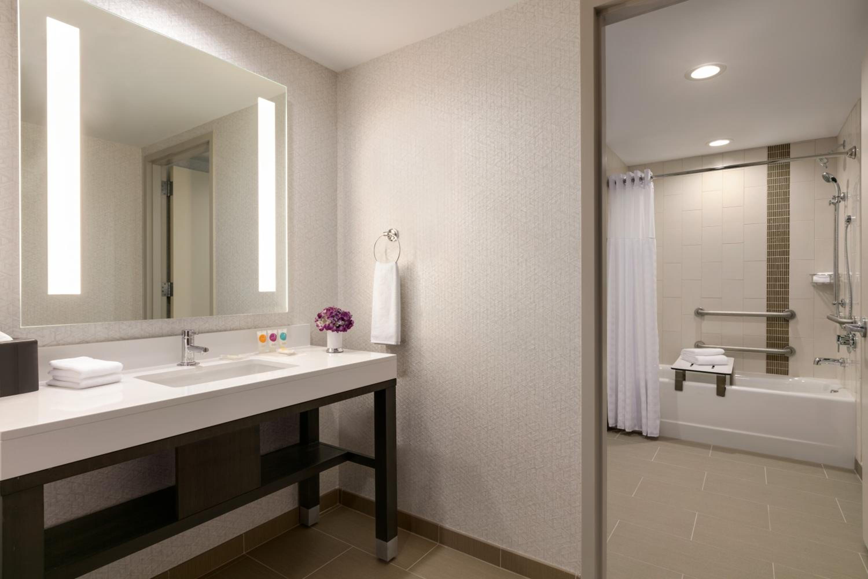 King Suite with Sofa Bed and Roll-In Shower - Disability Access - Photo 4