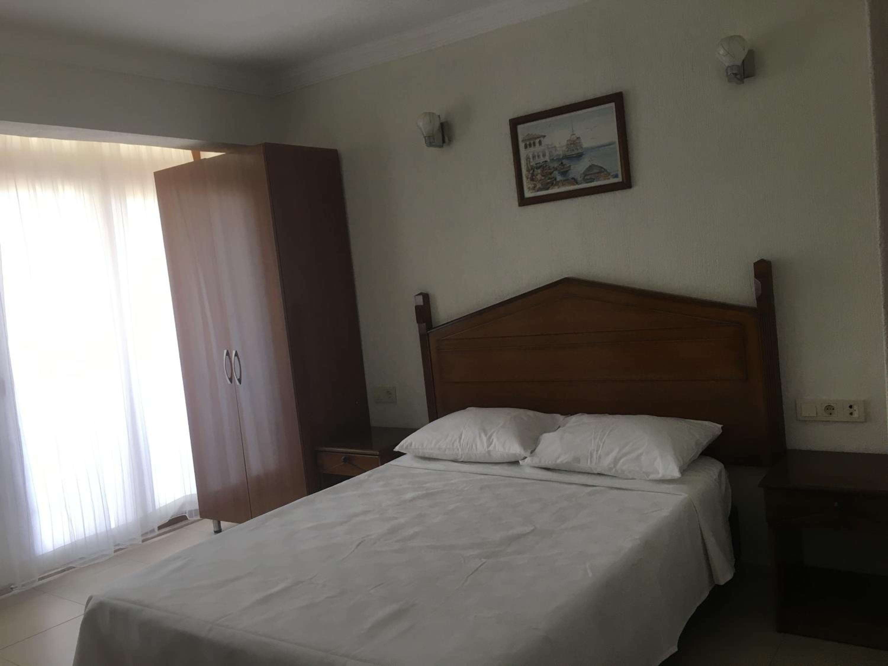 Standard Double Room - Photo 11