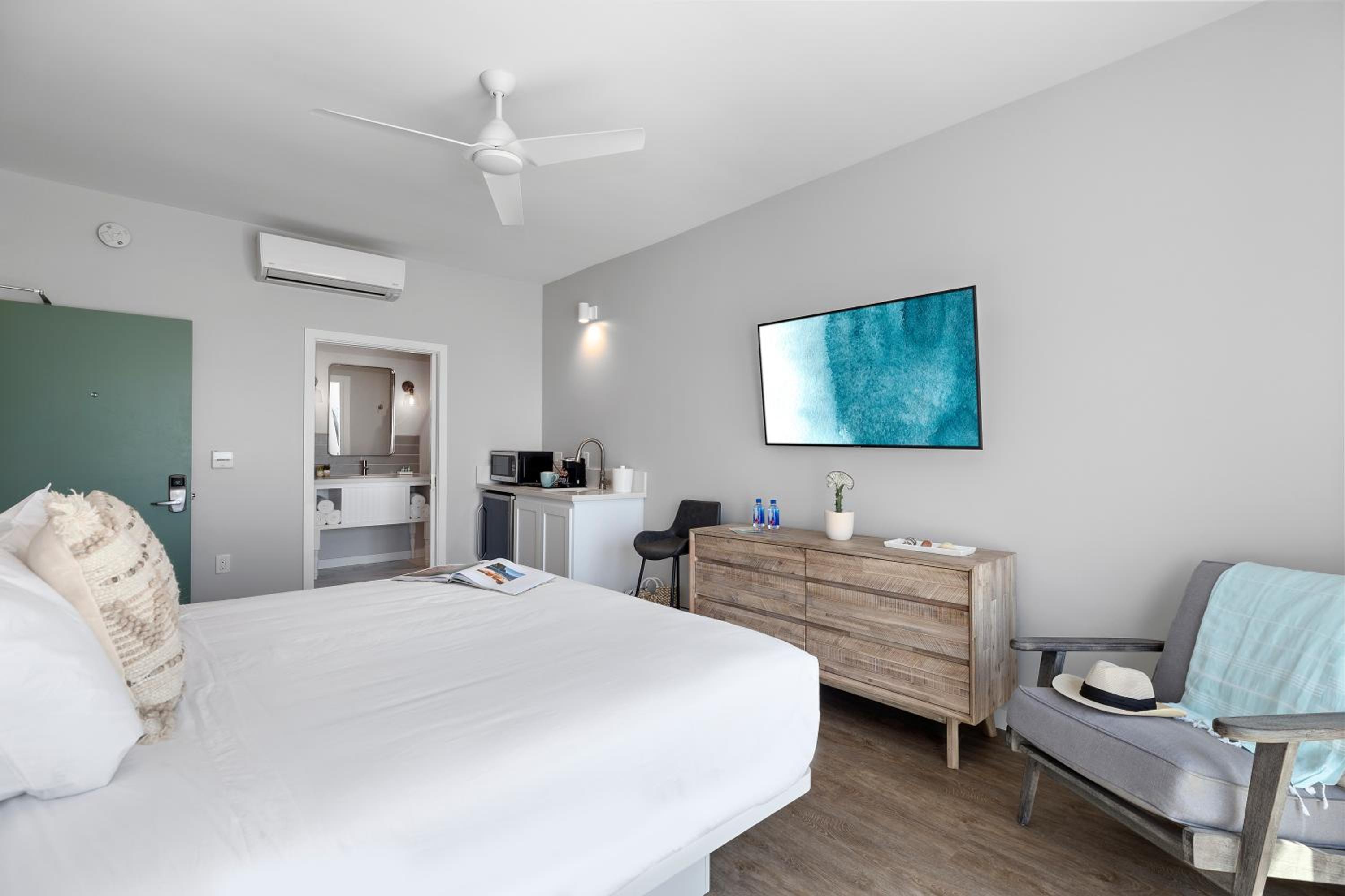 Junior Suite with Balcony - Photo 2