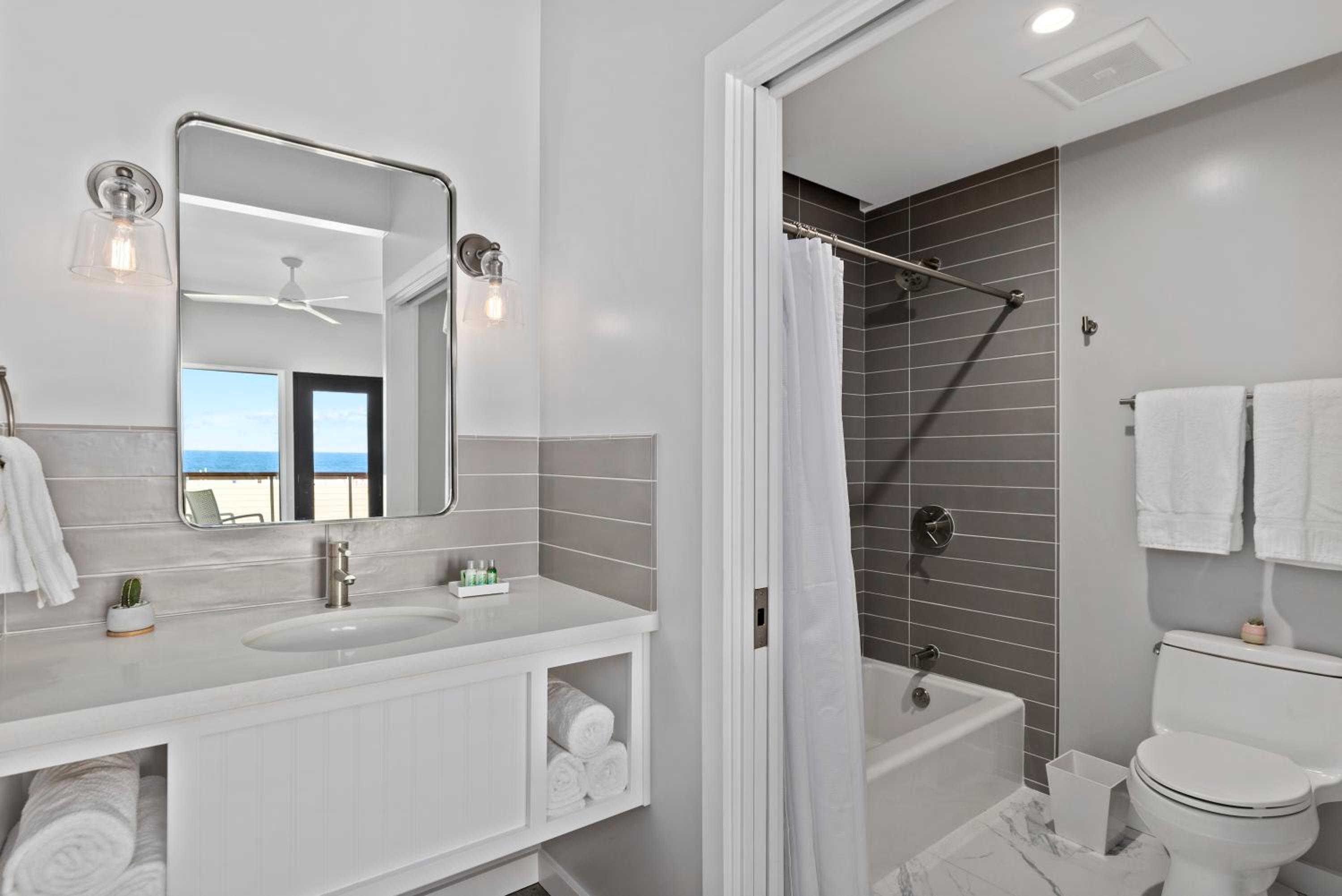 Superior Suite with Sea View - Photo 8