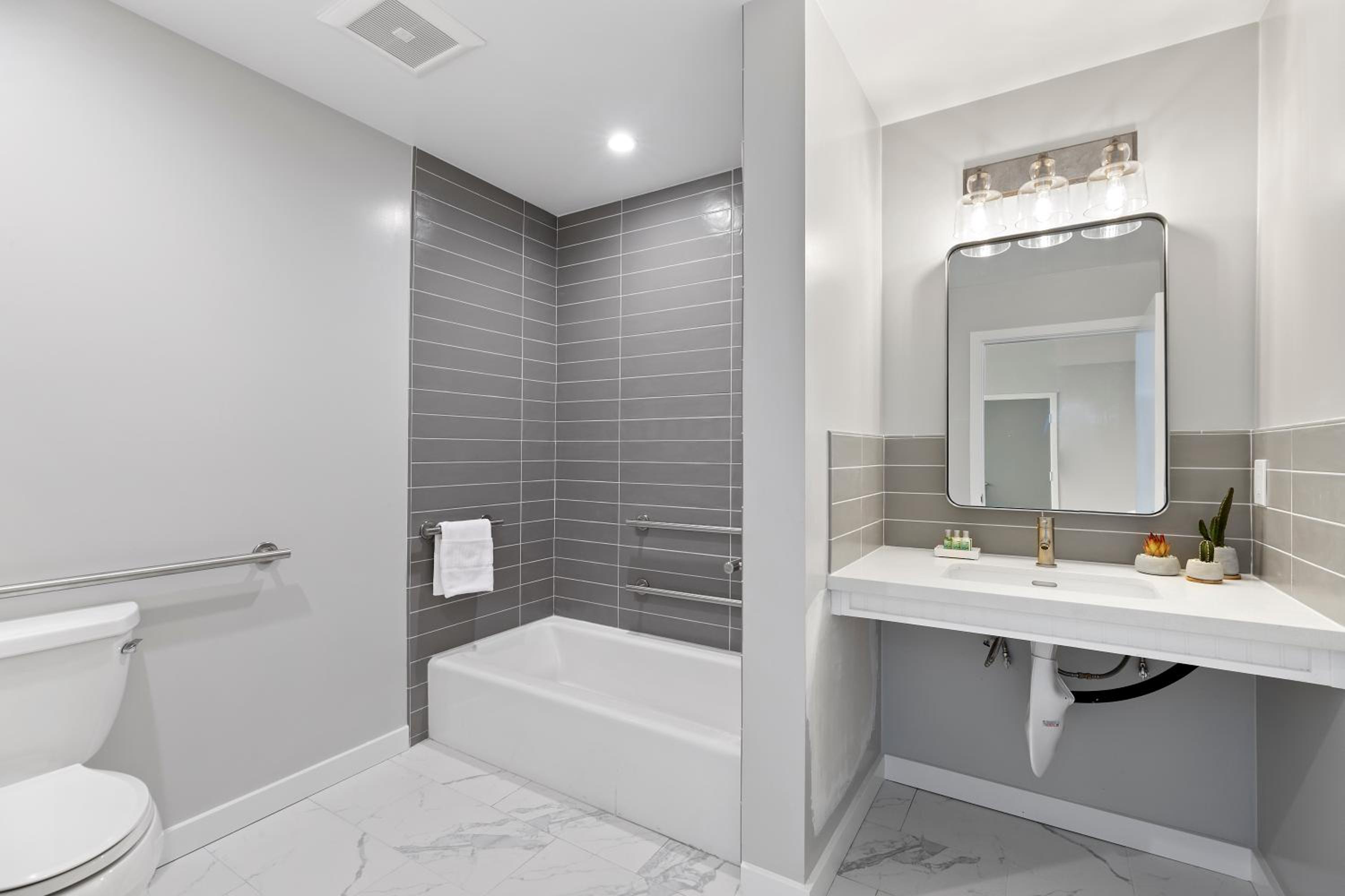 Queen Room - Disability Access - Photo 4