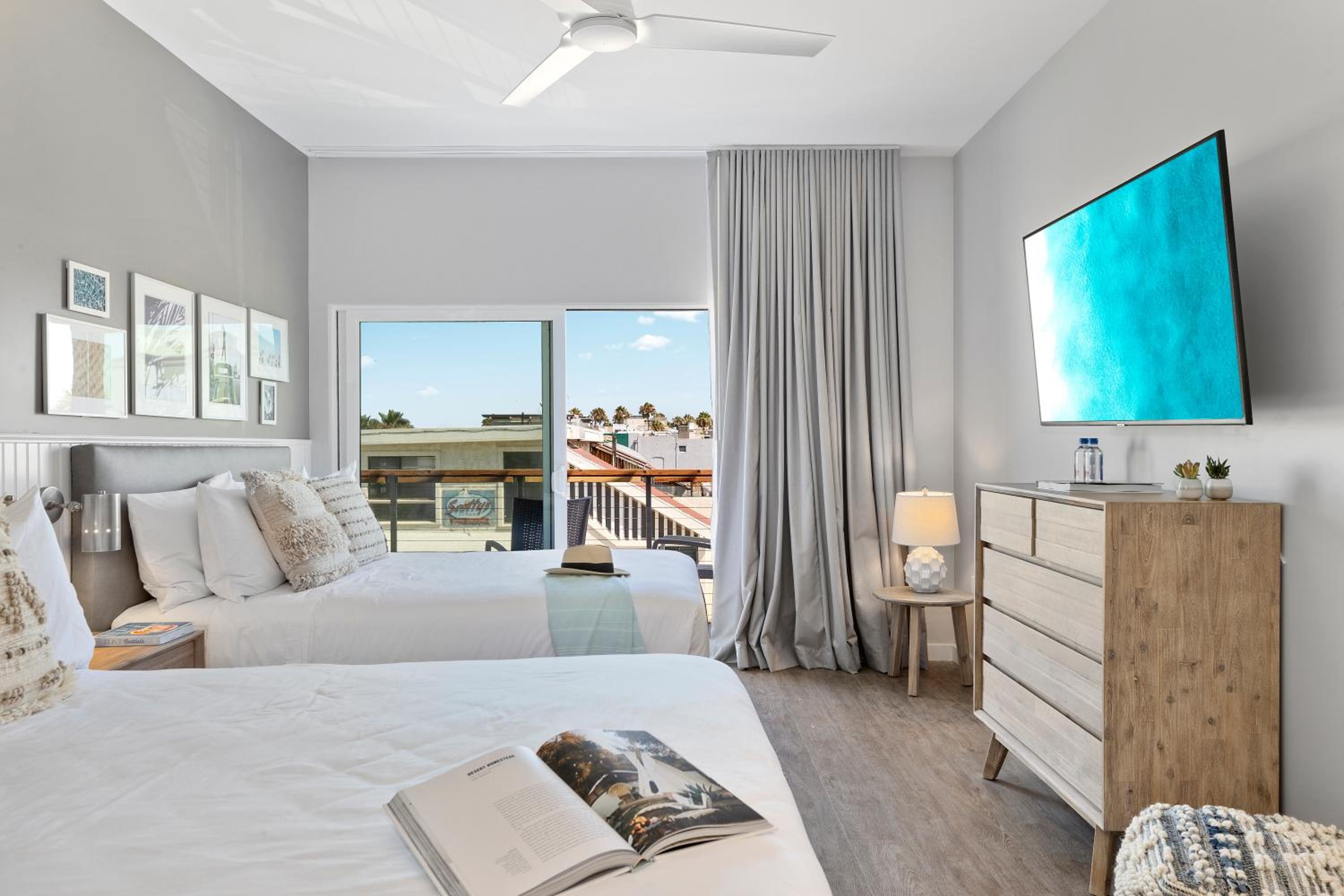 Quadruple Room with Balcony Side/Partial Ocean View - Photo 7