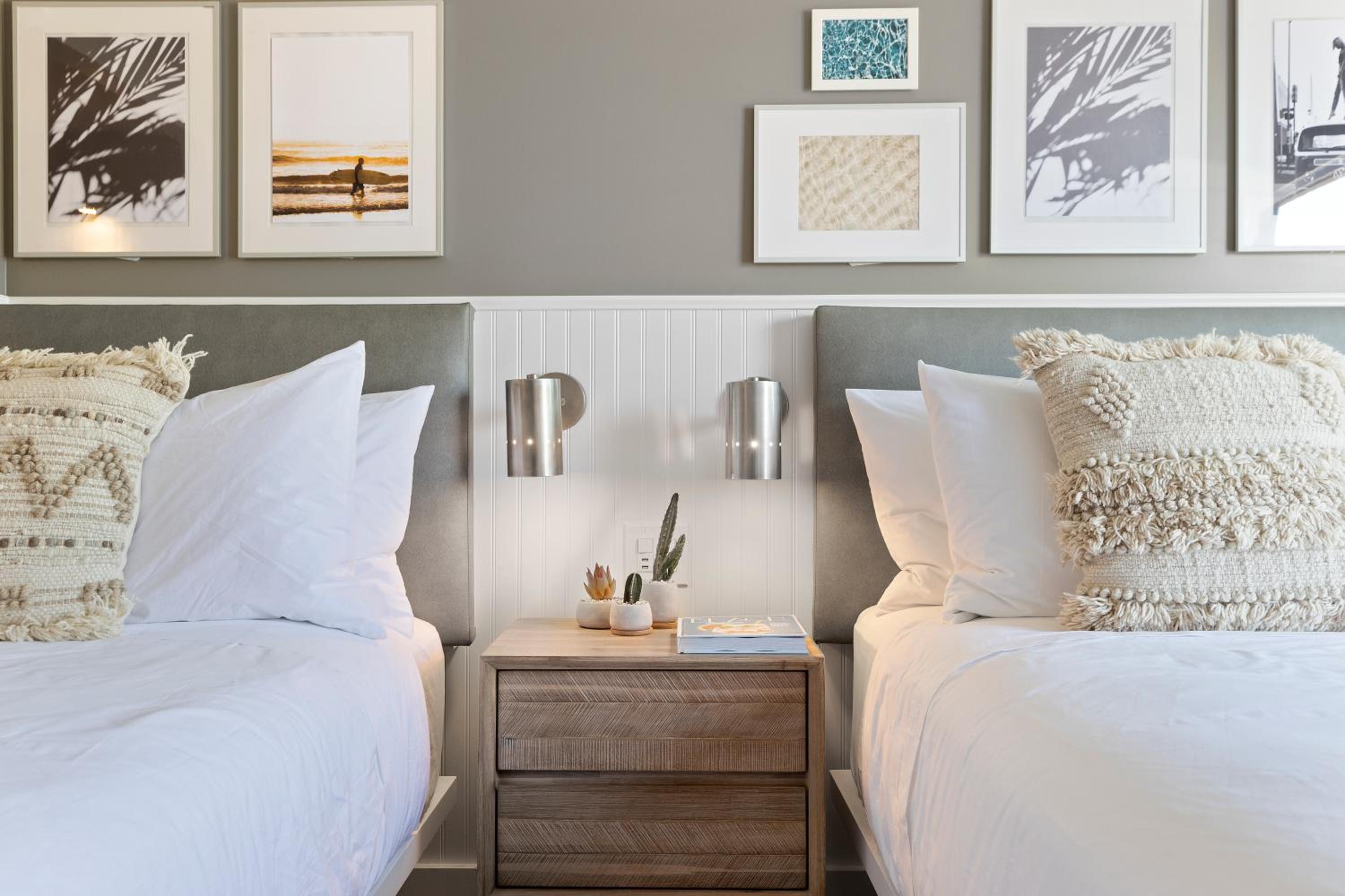 Quadruple Room with Balcony Side/Partial Ocean View - Photo 4
