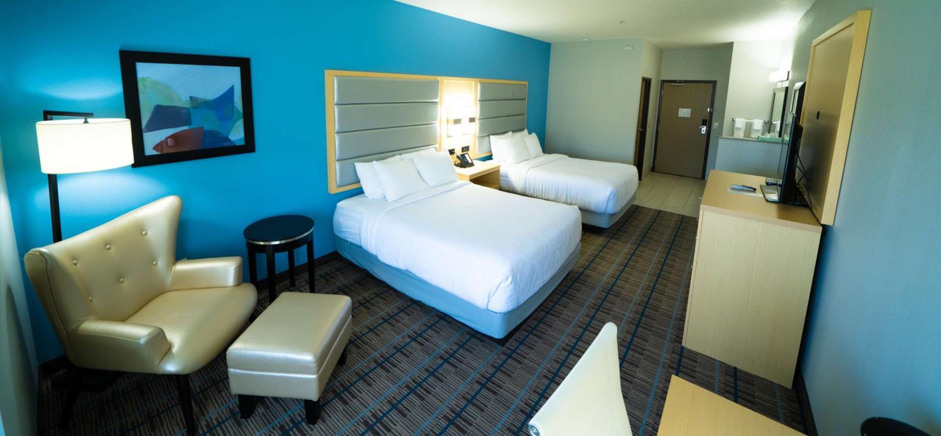 Queen Room with Two Queen Beds - Photo 2