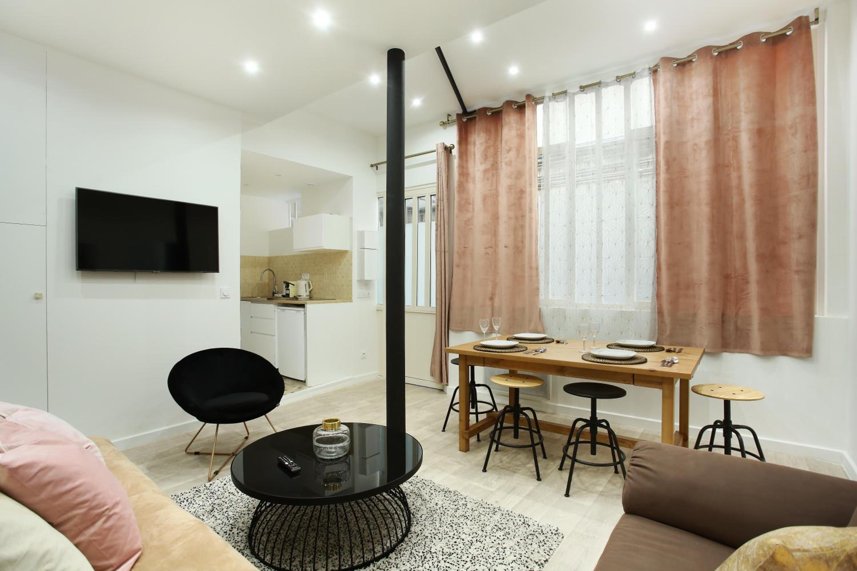 One-Bedroom Apartment photo 1