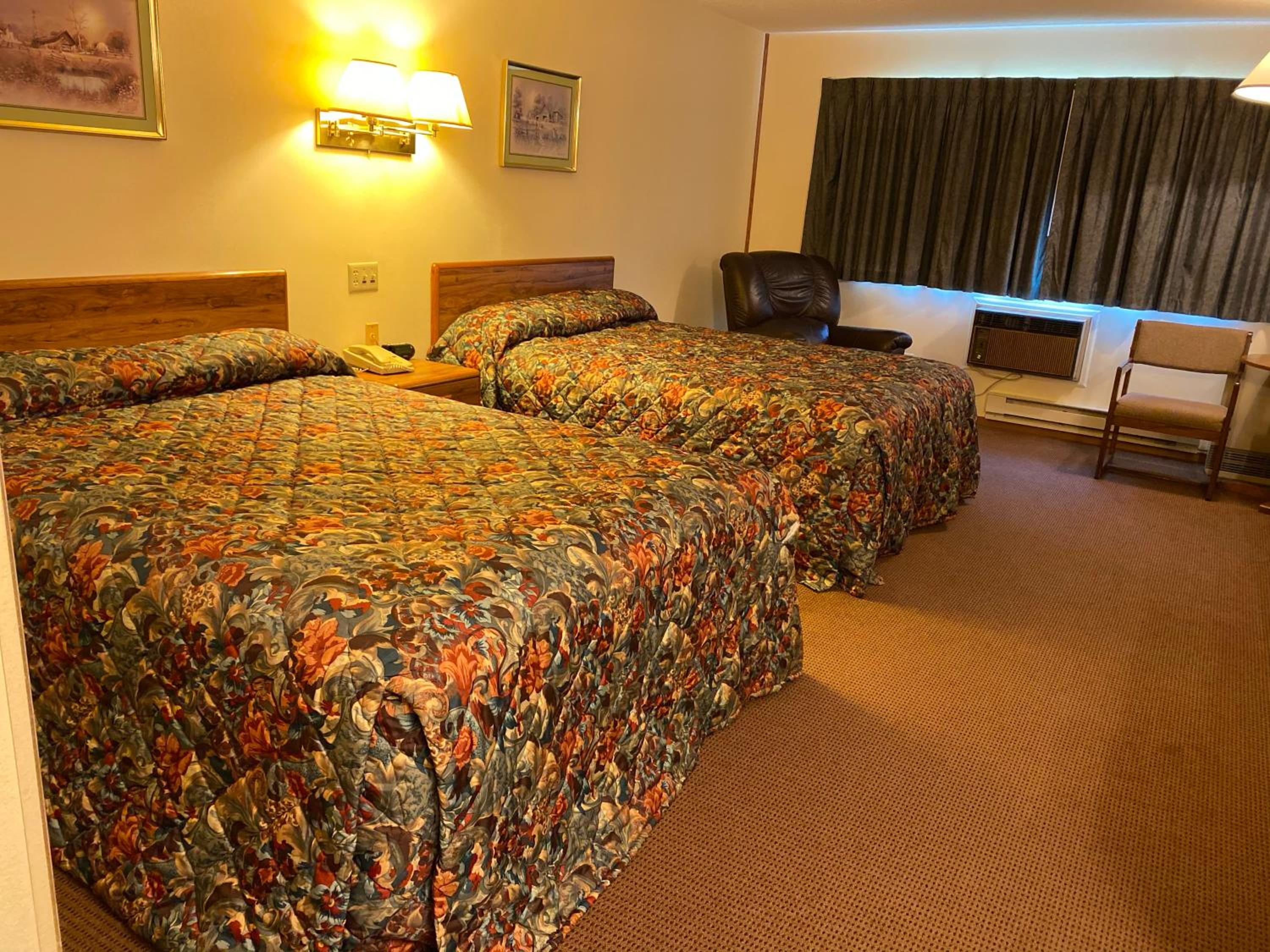 Queen Room with Two Queen Beds photo 1