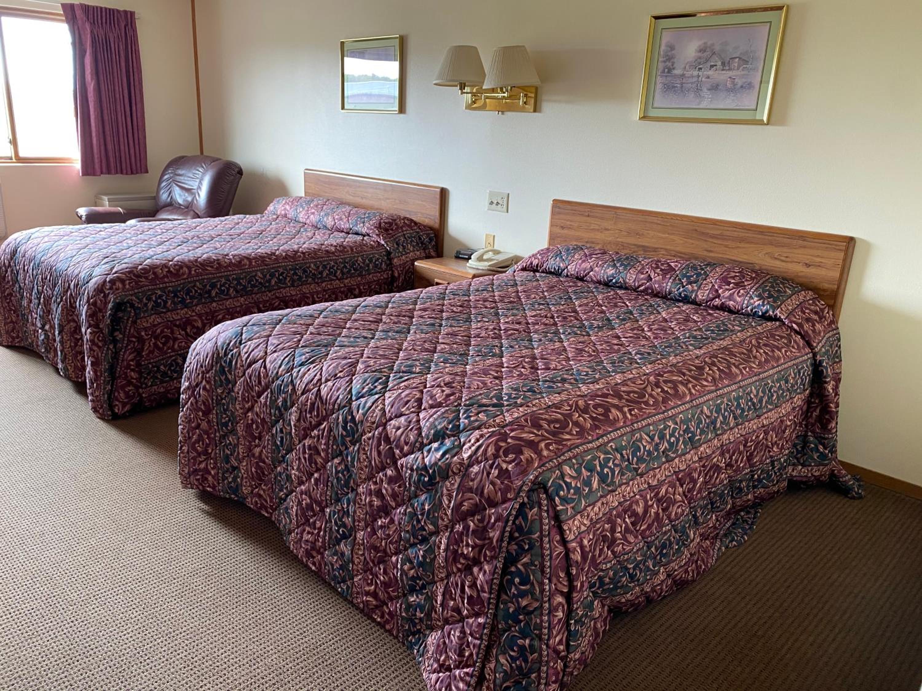 Queen Room with Two Queen Beds photo 2