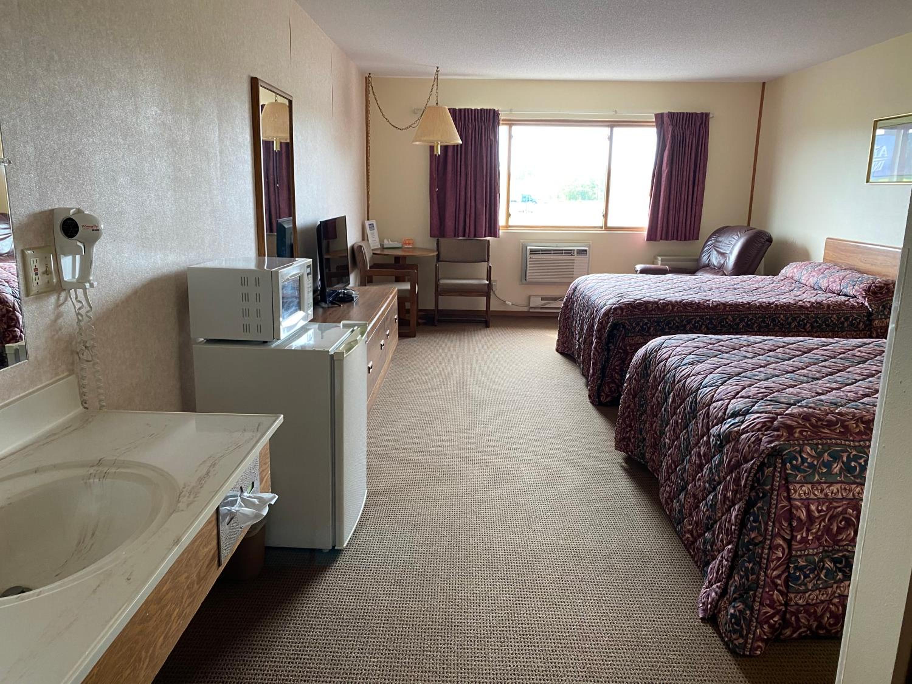 Queen Room with Two Queen Beds photo 3