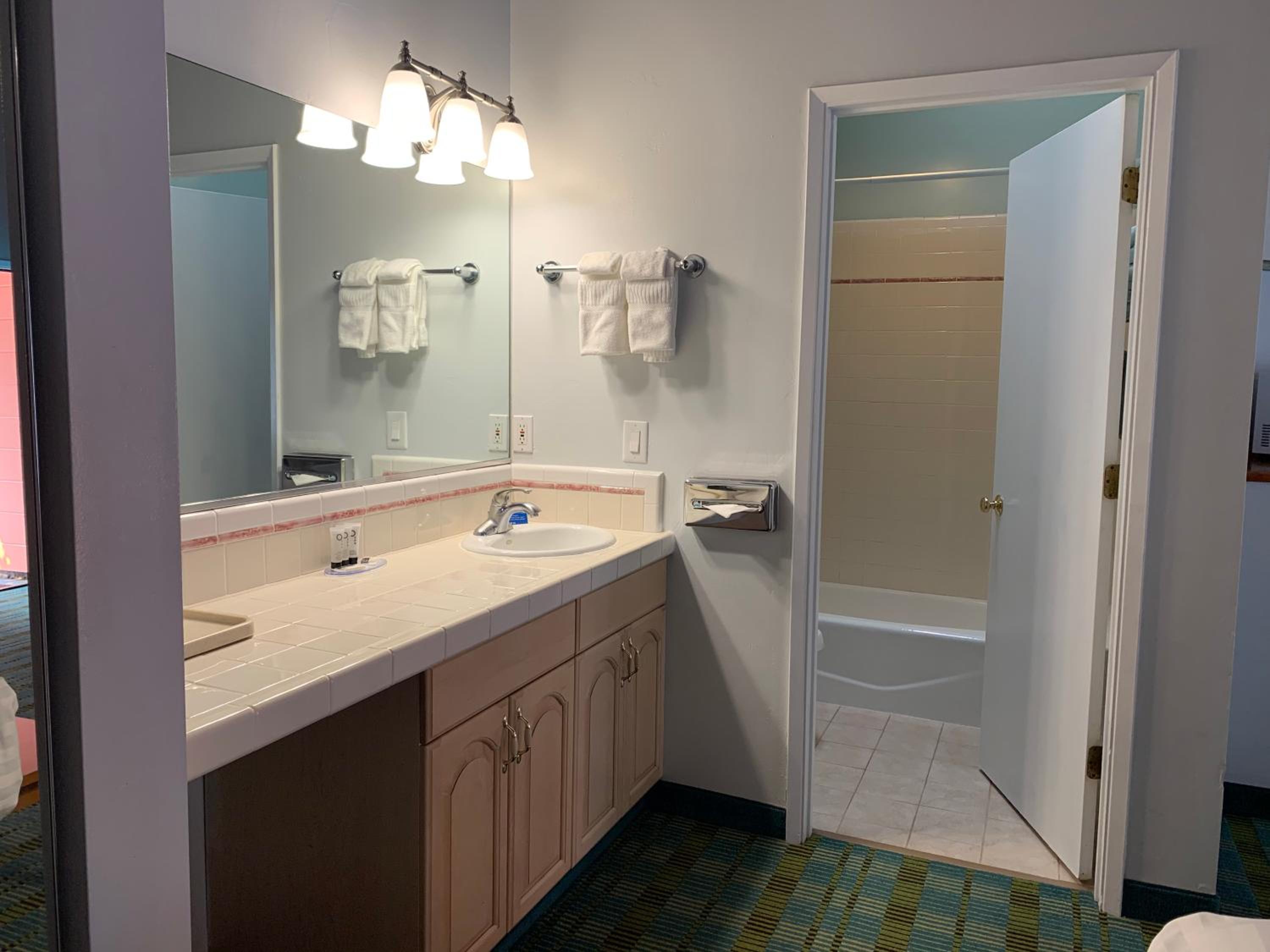 Deluxe King Room - Photo 4
