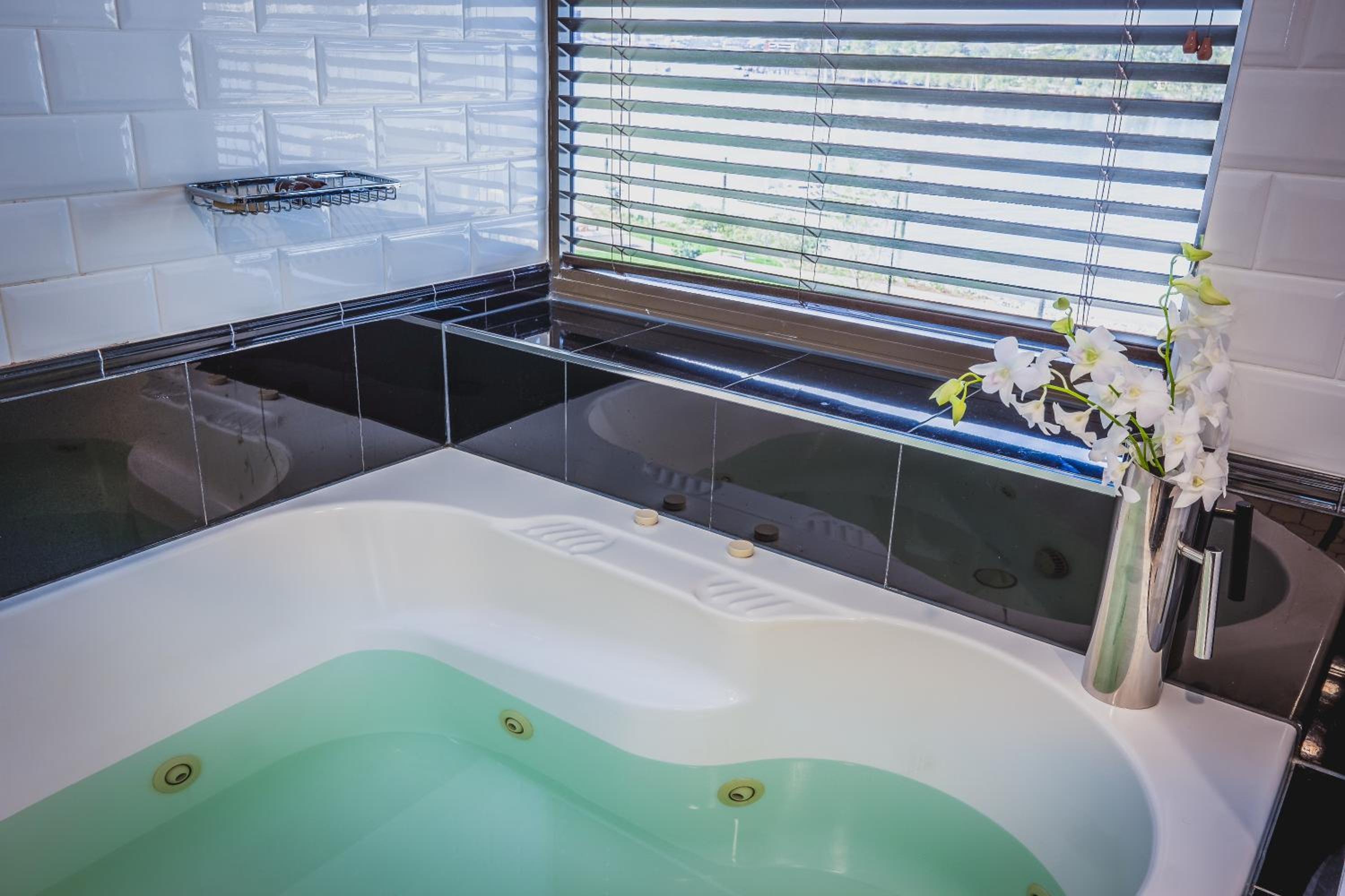 Riverview Spa Suite - Photo 5