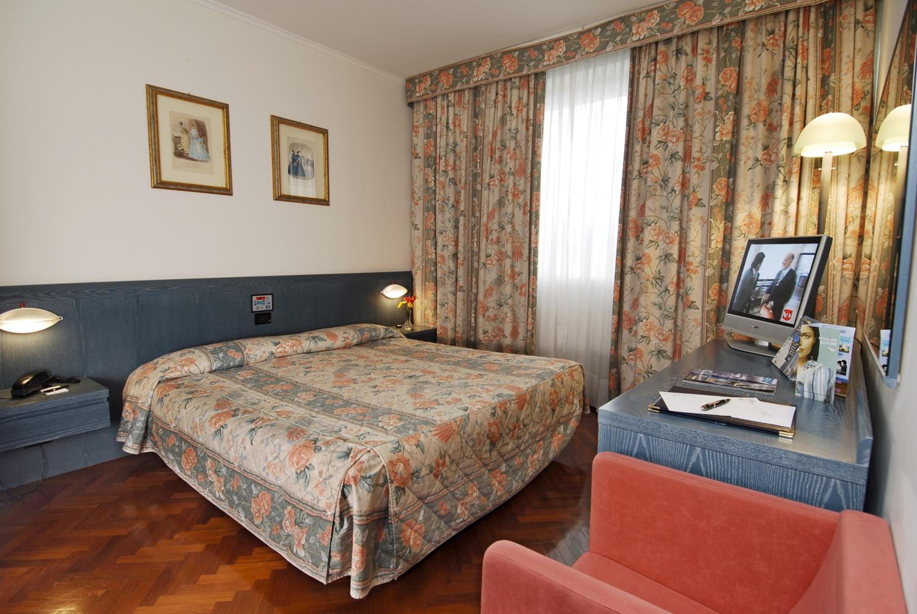 Suite - Photo 1