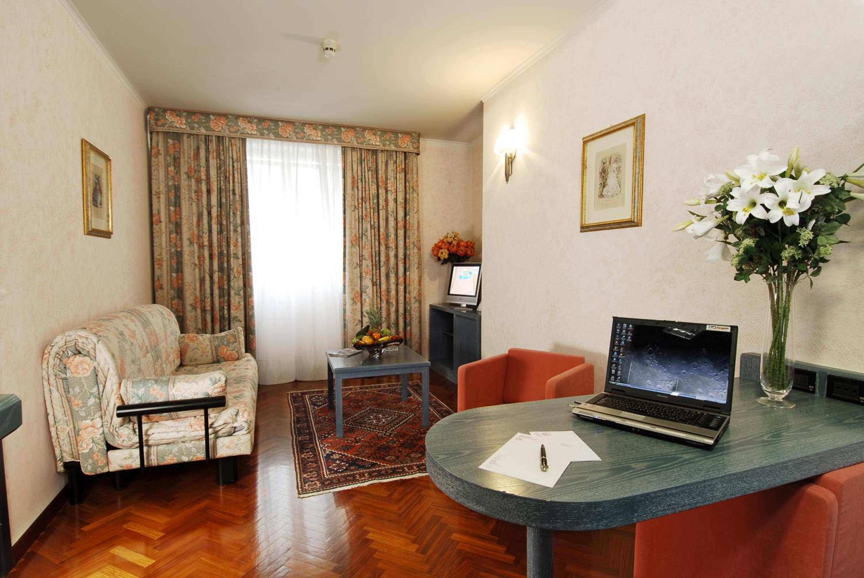 Suite - Photo 4