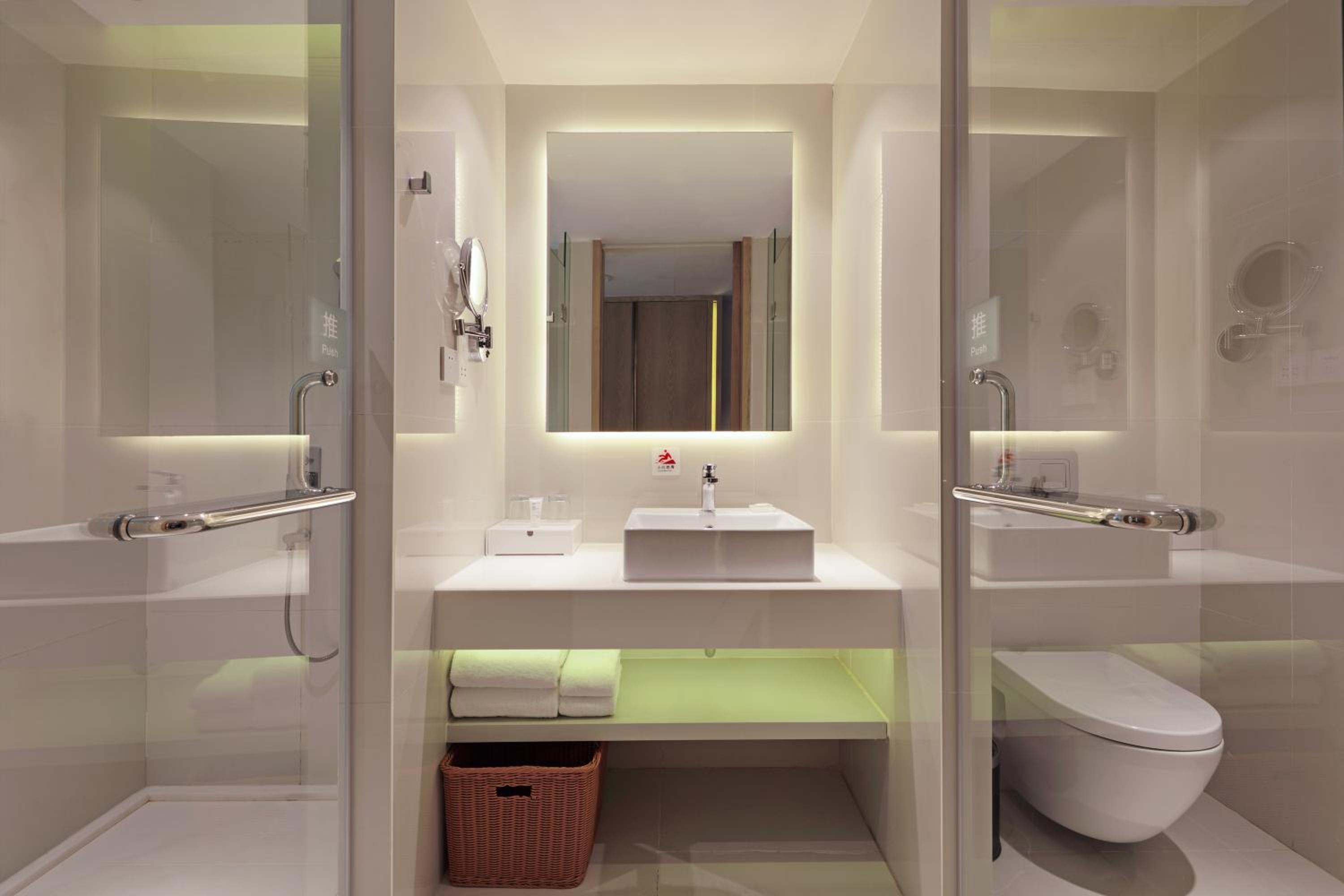 Standard Queen Room (5mins Walk to Meilan Airport) photo 2