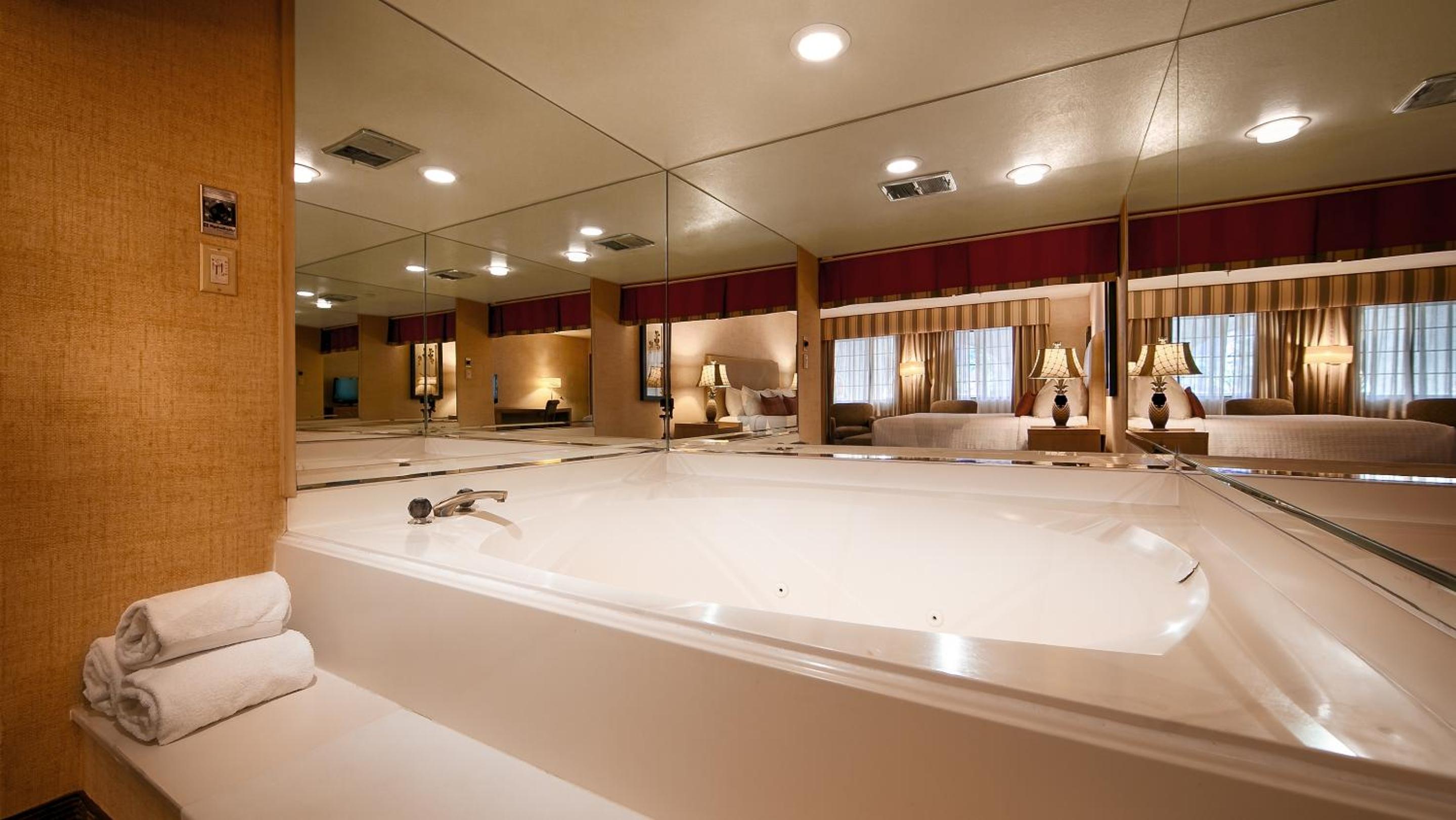 King Room with Hot Tub - Non-Smoking - Photo 2